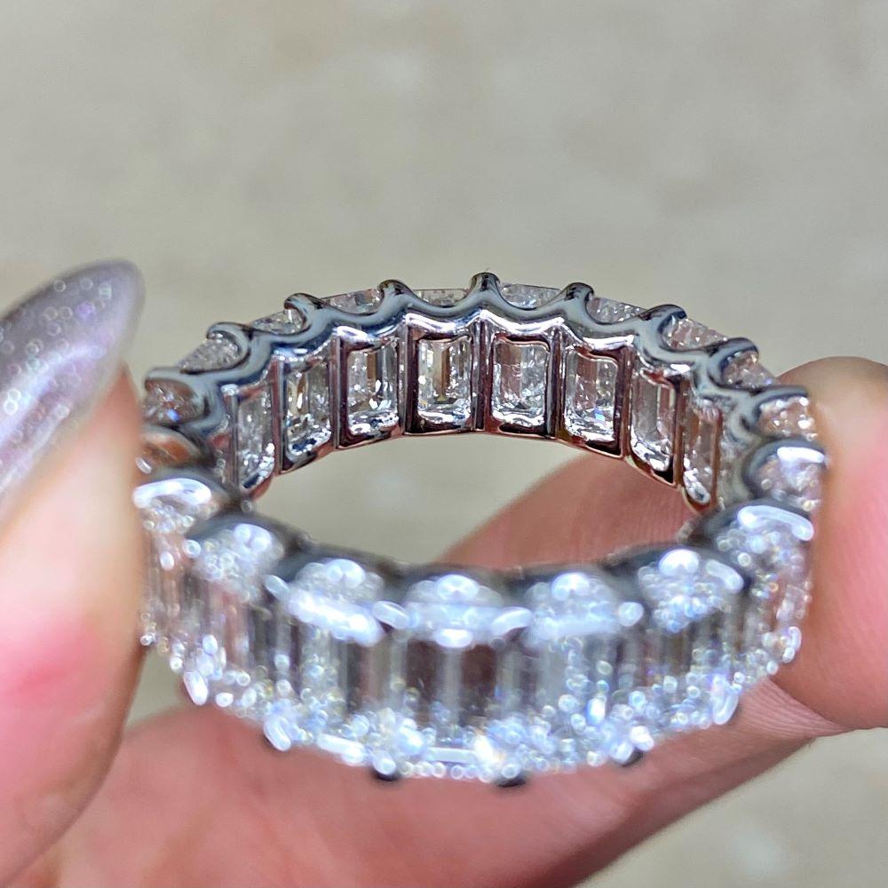 9,53ct Smaragdschliff Diamant Eternity Band Ring, G Farbe, Platin im Angebot 5