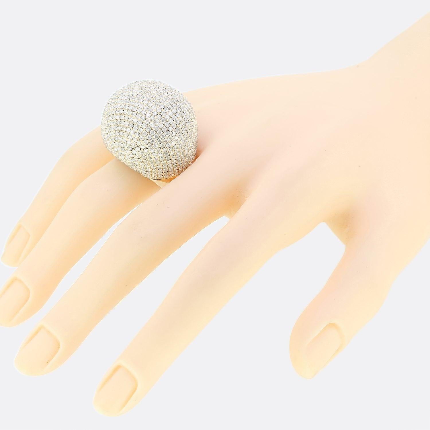 Dies ist ein zeitgenössischer Diamant-Cocktailring aus 18 Karat Gelbgold. Der Ring besteht aus mehreren runden Diamanten im Brillantschliff von insgesamt 9,54 Karat, die in einer Fassung aus 18 Karat Gelbgold gefasst sind.

Zustand: Gebraucht (Sehr
