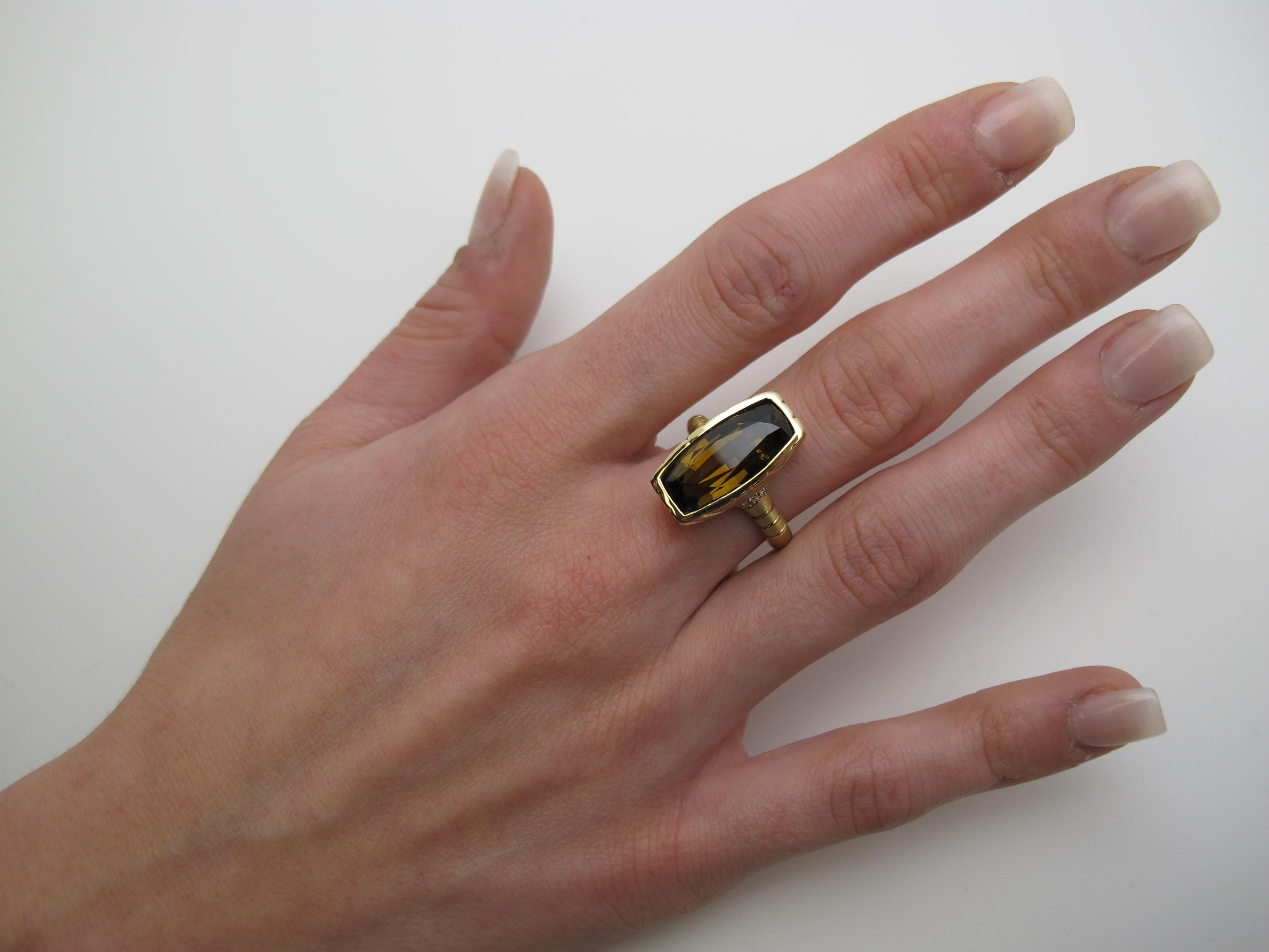 Bague en or jaune 18 carats, tourmaline olive taille coussin de 9,54 carats et diamants en vente 5