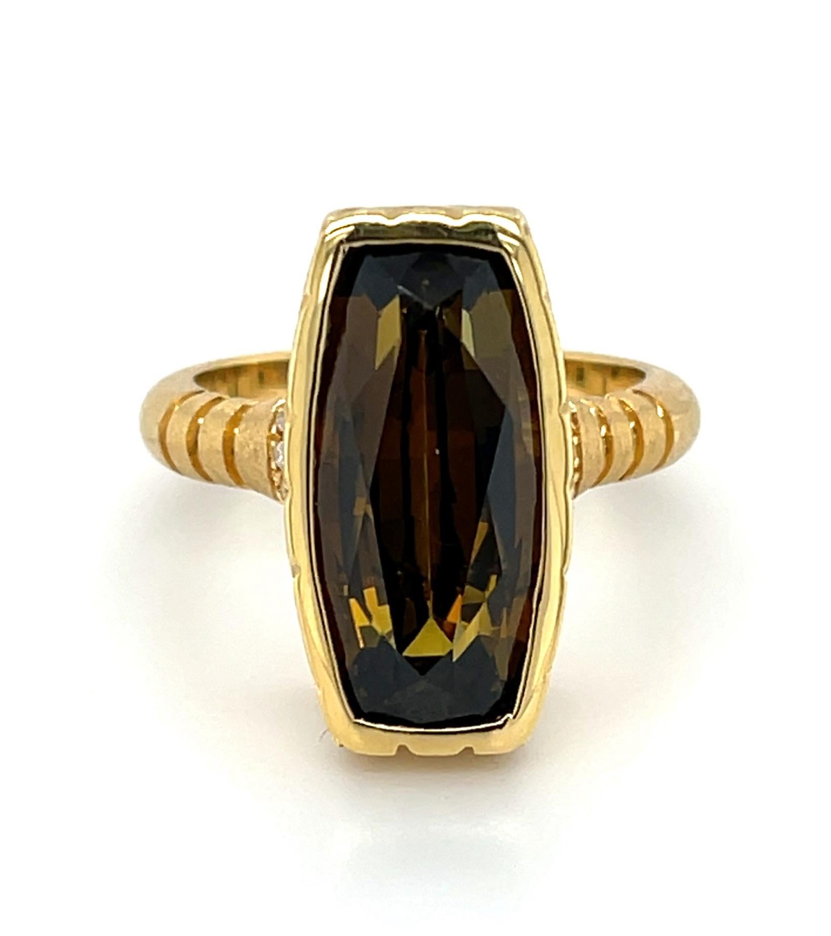 Cette magnifique bague est ornée d'une tourmaline de taille coussin de 9,54 carats, d'une couleur chaude, brun olive, avec des reflets jaunes dorés ! La pierre précieuse envoûtante est mise en valeur dans un magnifique chaton en or jaune 18 carats,