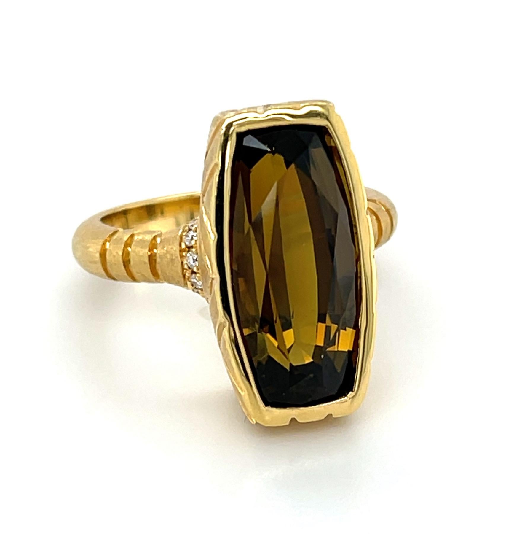 Artisan Bague en or jaune 18 carats, tourmaline olive taille coussin de 9,54 carats et diamants en vente