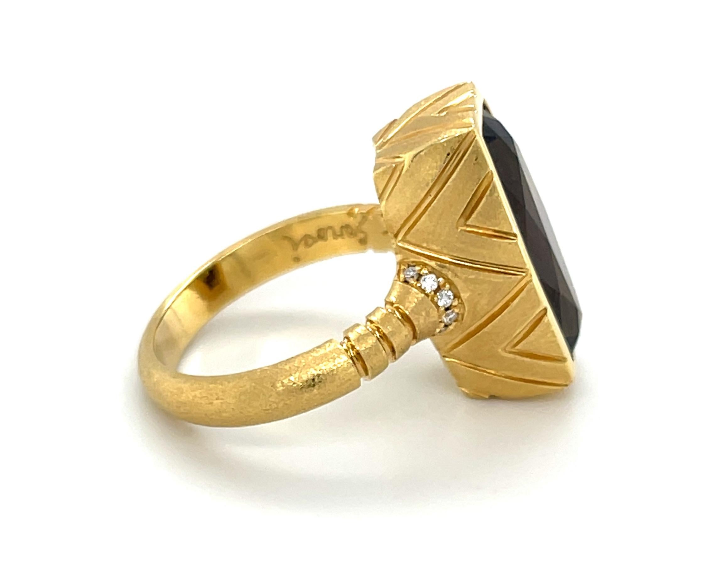 Taille coussin Bague en or jaune 18 carats, tourmaline olive taille coussin de 9,54 carats et diamants en vente