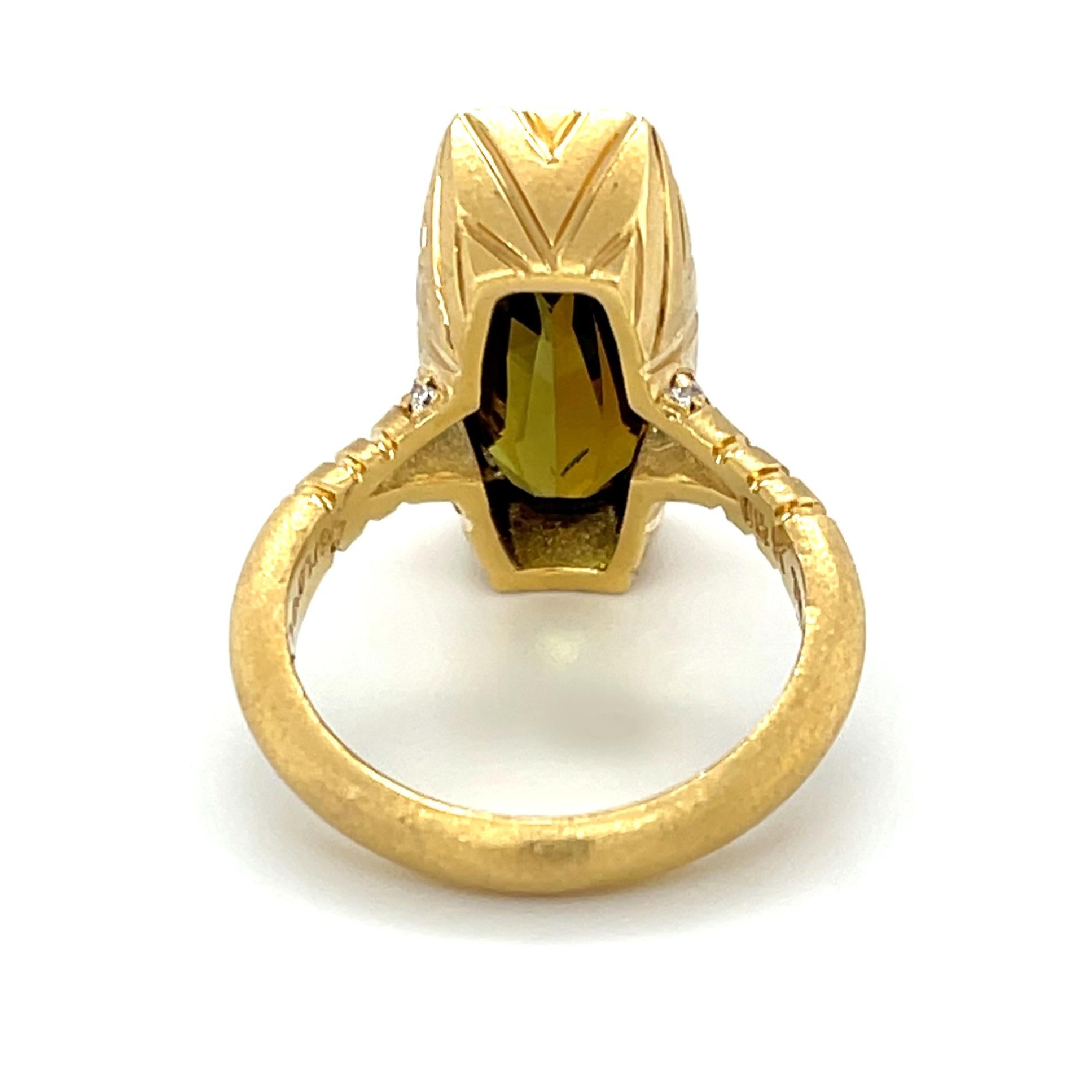 Bague en or jaune 18 carats, tourmaline olive taille coussin de 9,54 carats et diamants Neuf - En vente à Los Angeles, CA