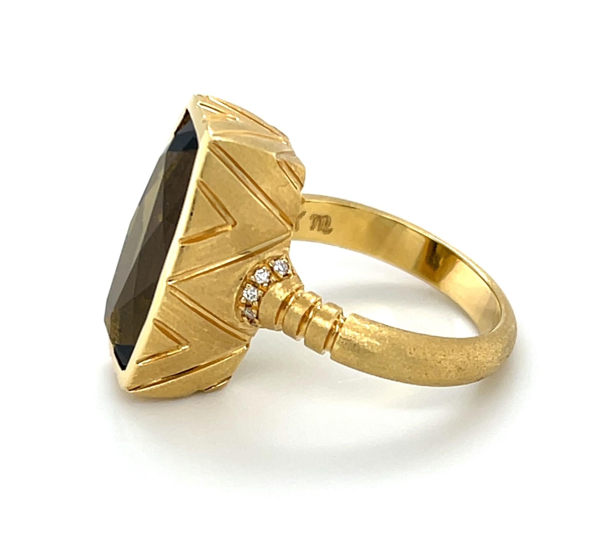 Bague en or jaune 18 carats, tourmaline olive taille coussin de 9,54 carats et diamants Unisexe en vente
