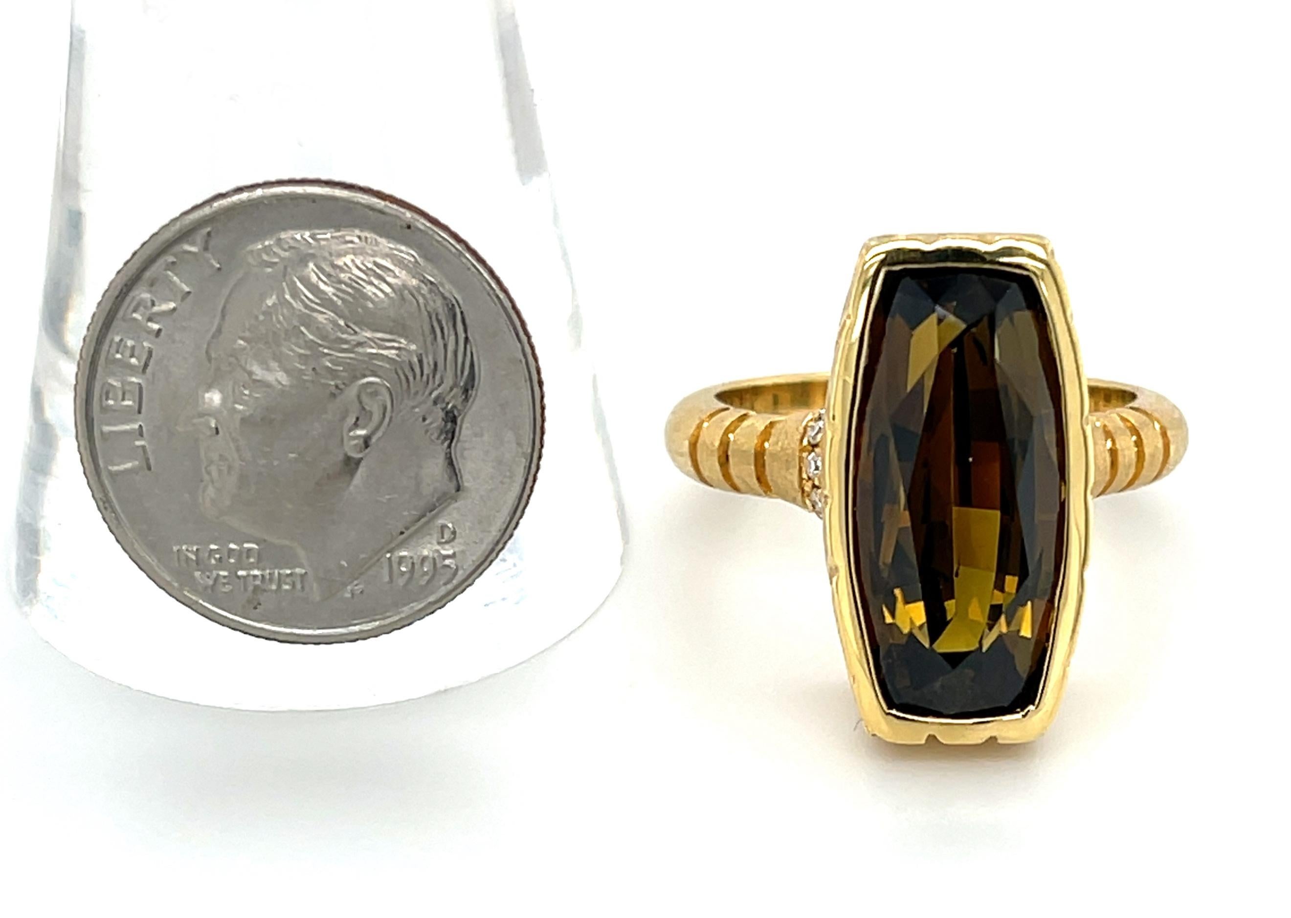 Bague en or jaune 18 carats, tourmaline olive taille coussin de 9,54 carats et diamants en vente 1