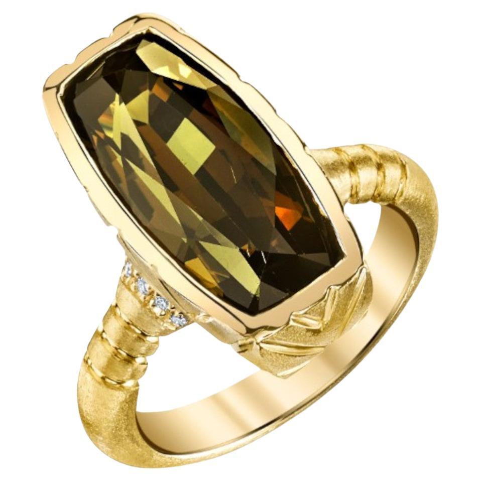 9,54 Karat Ring aus 18 Karat Gelbgold mit olivfarbenem Turmalin im Kissenschliff und Diamanten