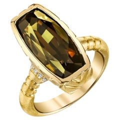 Anillo de oro amarillo de 18 quilates con turmalina olivácea talla cojín de 9,54 quilates y diamantes
