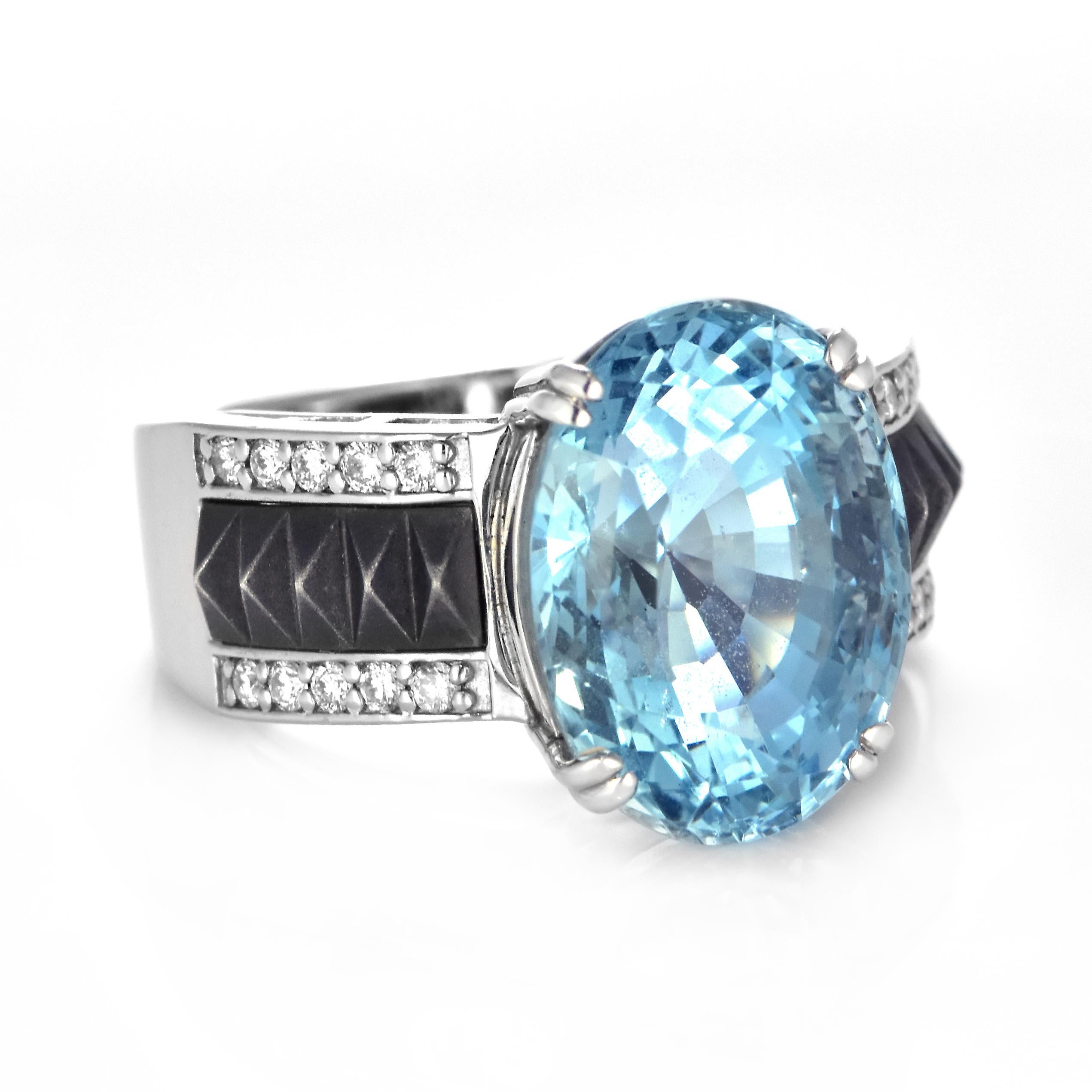 Modern 9.54 Carat Natural Santa-Maria Aquamarine and Diamond Ring Made in Platinum For Sale