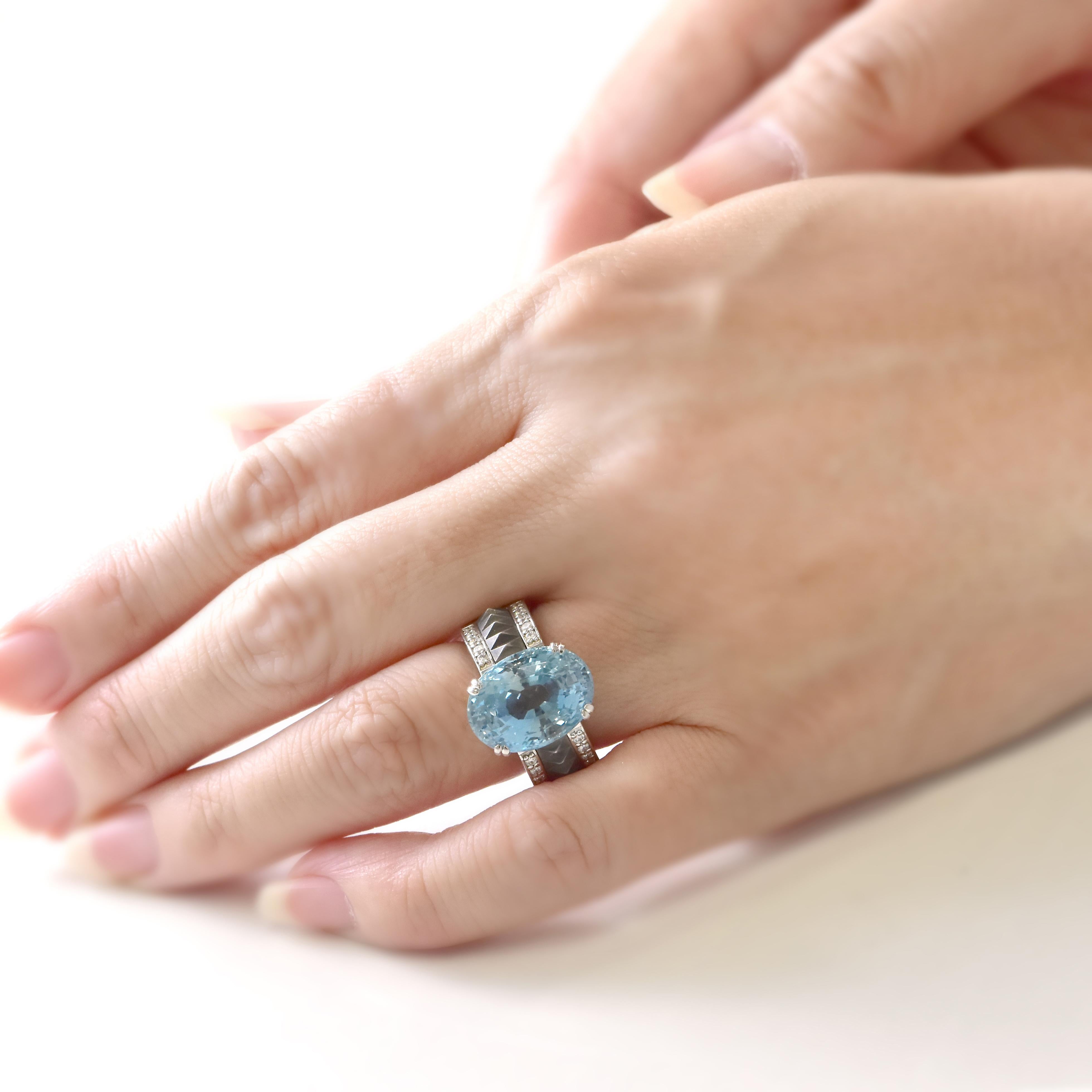 9.54 Carat Natural Santa-Maria Aquamarine and Diamond Ring Made in Platinum In Excellent Condition For Sale In Tokyo, JP