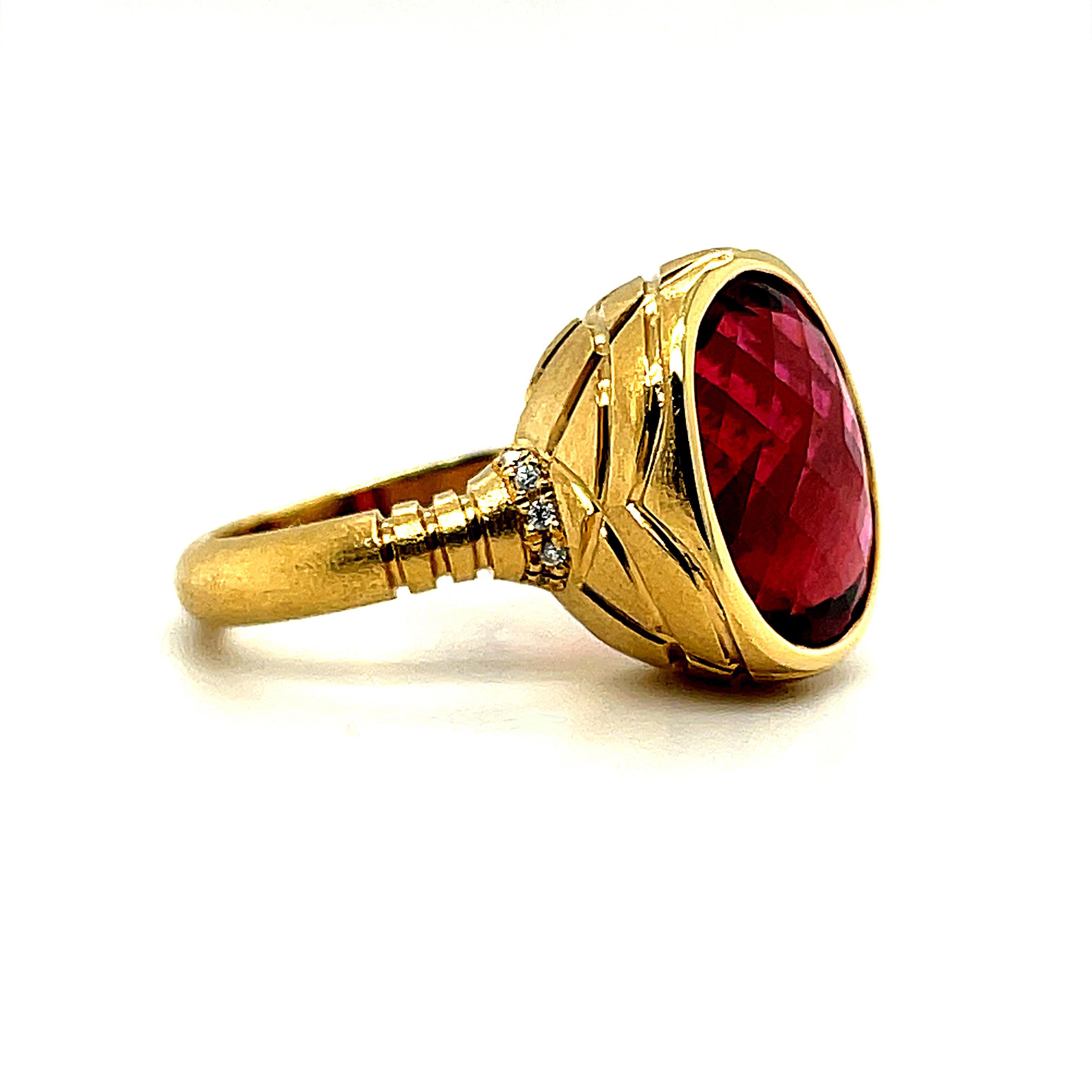 Taille ovale Bague à anneau en or jaune avec tourmaline rouge et diamants de 9,54 carats  en vente