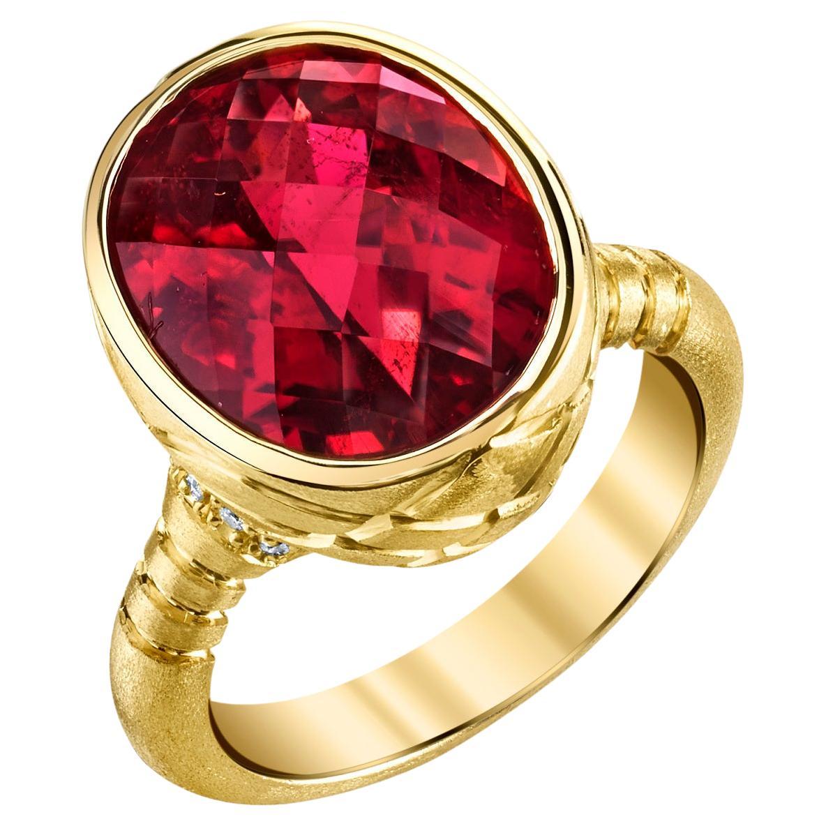 Bague à anneau en or jaune avec tourmaline rouge et diamants de 9,54 carats  en vente