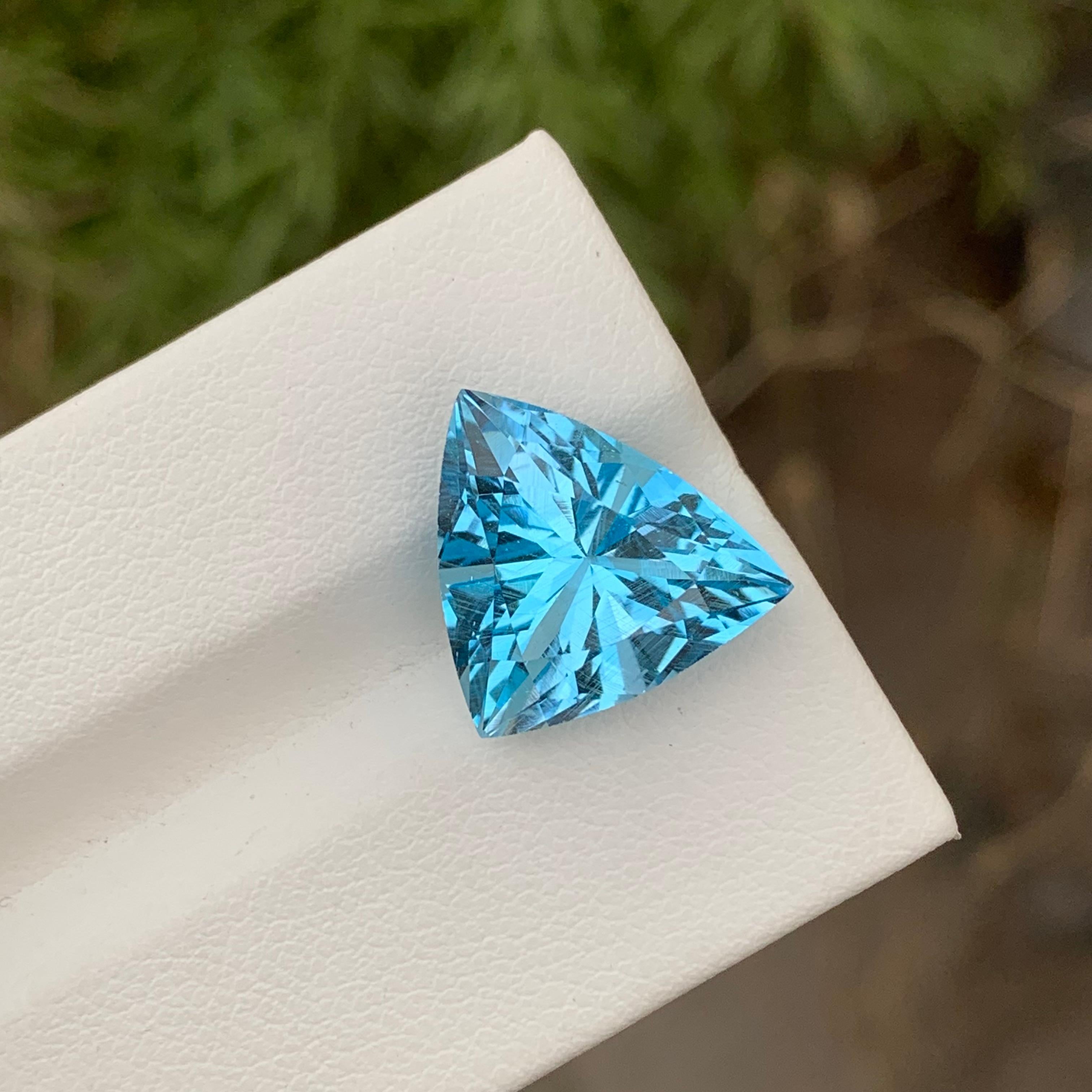 Women's or Men's 9.55 Carat Trillion Cut Loose Blue Topaz Gem For Jewellery Making  For Sale