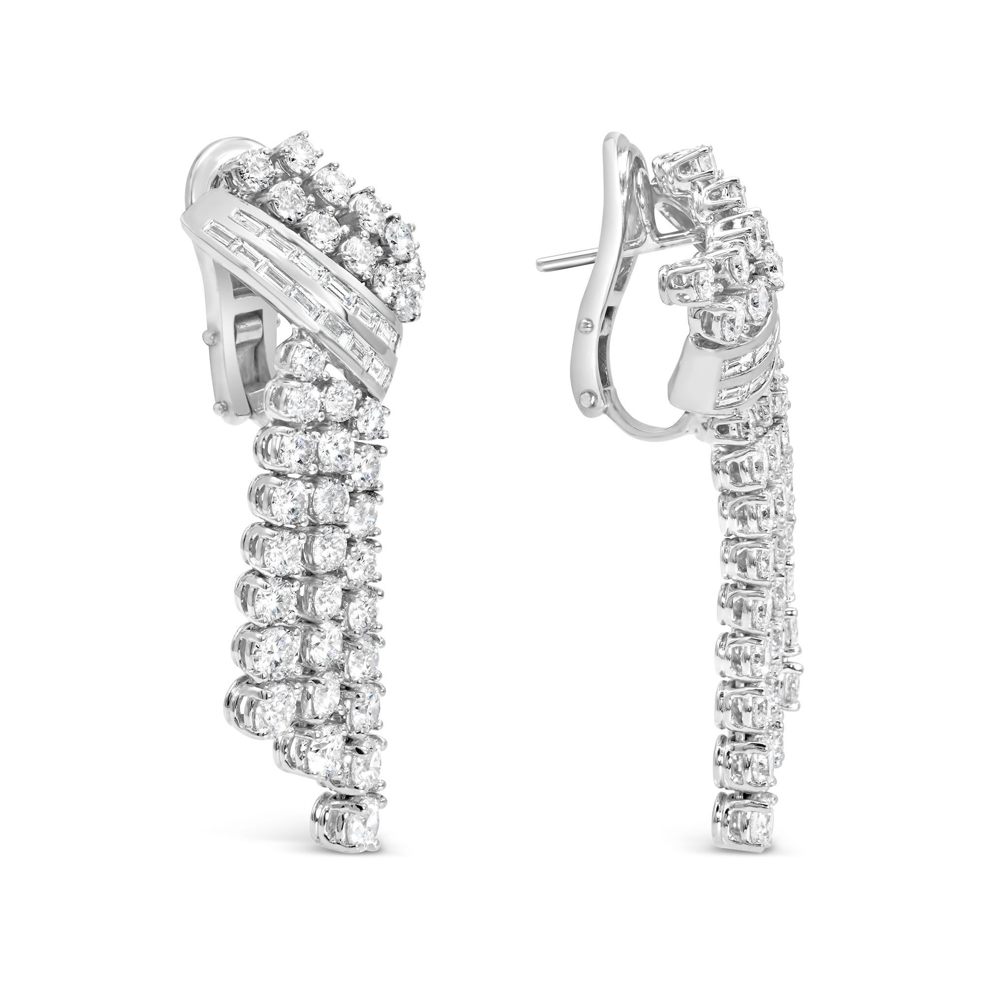 Une paire d'Eleg à la mode, mettant en valeur une combinaison de diamants baguettes et ronds de taille brillante, sertis dans un élégant design en forme de goutte. Les diamants baguettes pèsent 1,11 carats au total tandis que les diamants ronds de