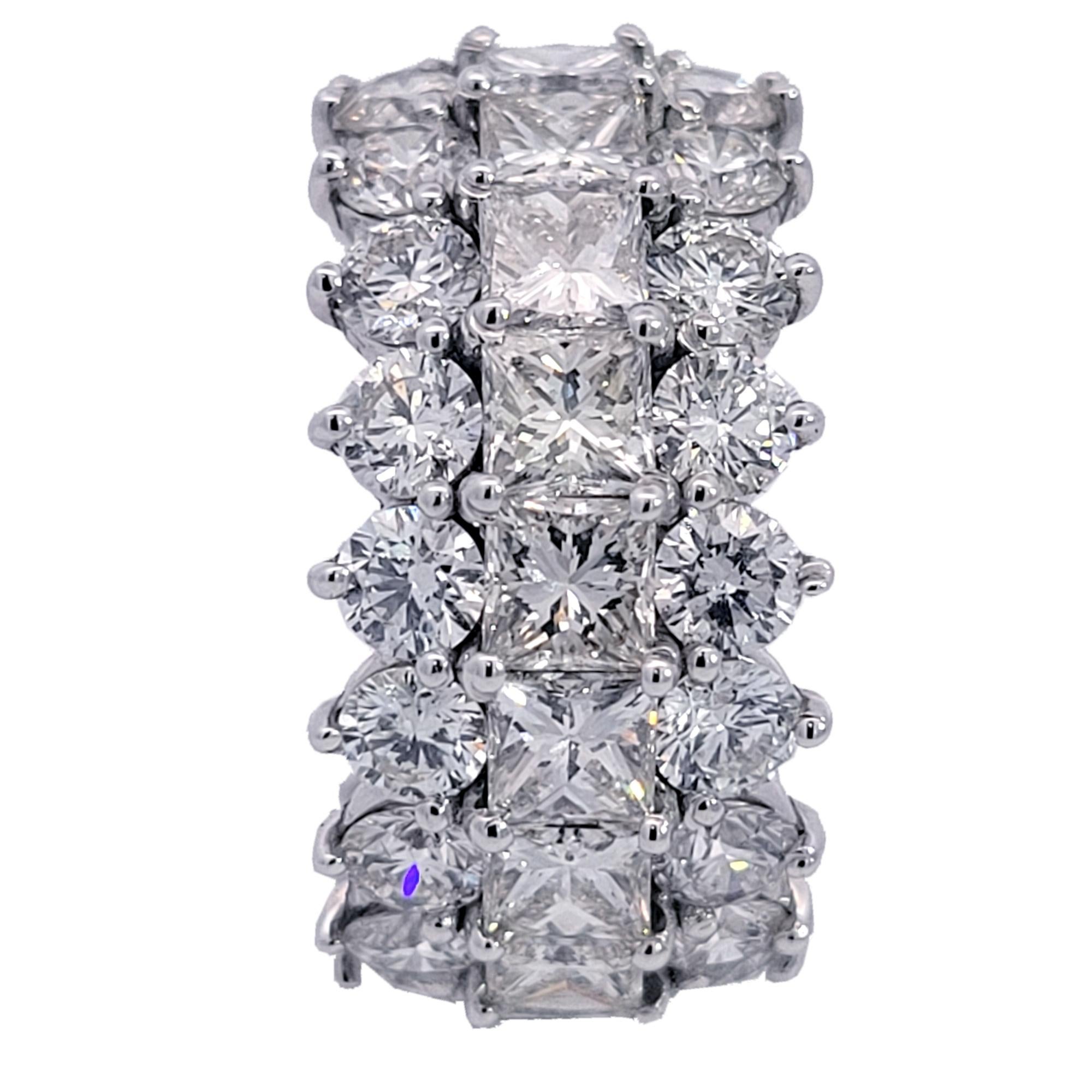 Questo bellissimo anello di eternità è realizzato in oro 18 carati con 19 pezzi da 3,5 mm perfettamente abbinati tra loro.  Taglio principessa  Diamanti e 38 pezzi di diamanti Brillianti da 3,2 mm incastonati in modalità Prong (tutto ciò che vedi