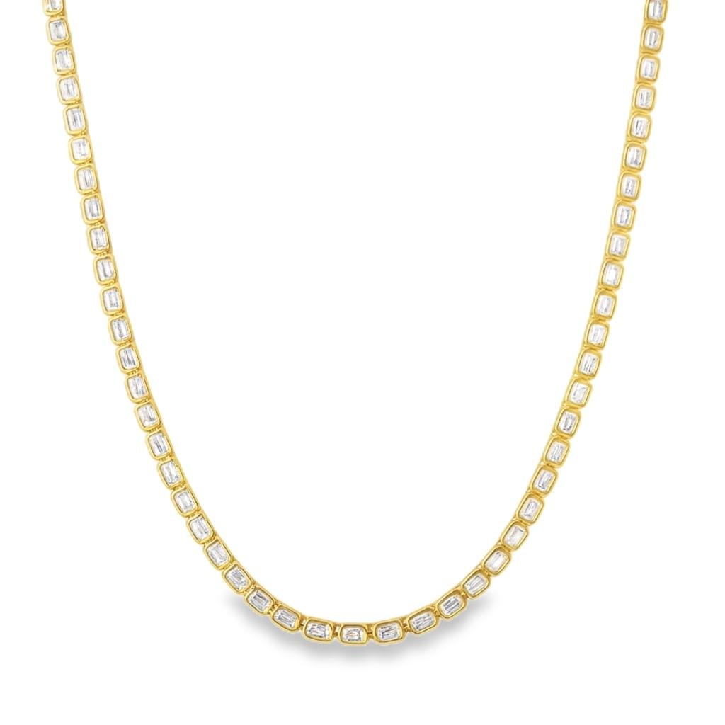 Un magnifique collier de tennis mettant en valeur 95 diamants de taille émeraude, sertis horizontalement, pour un poids total de 9,56 carats. Les diamants sont sertis en or jaune 14k. Parfait pour une tenue de soirée.

Roman Malakov est une maison