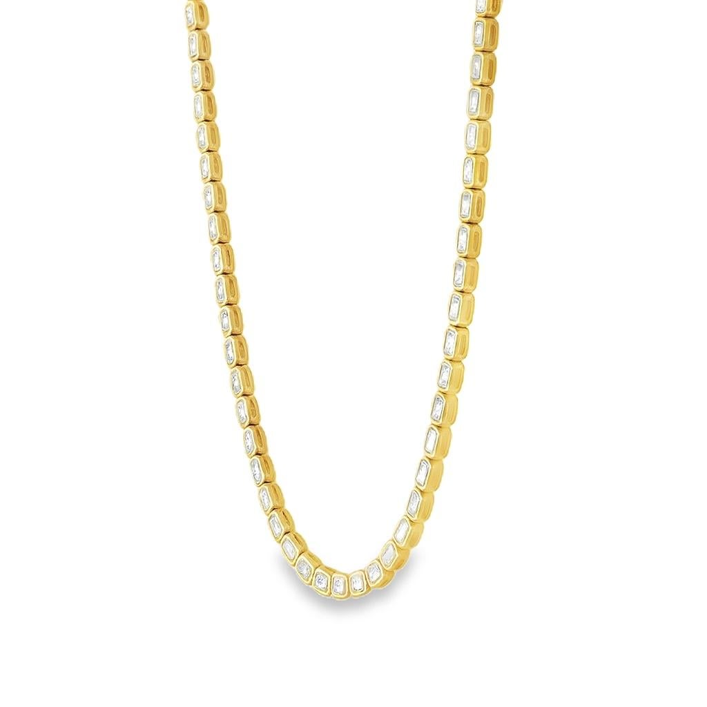 Contemporain Collier tennis en or jaune avec diamants taille émeraude 9,56 carats sertis sur lunette en vente
