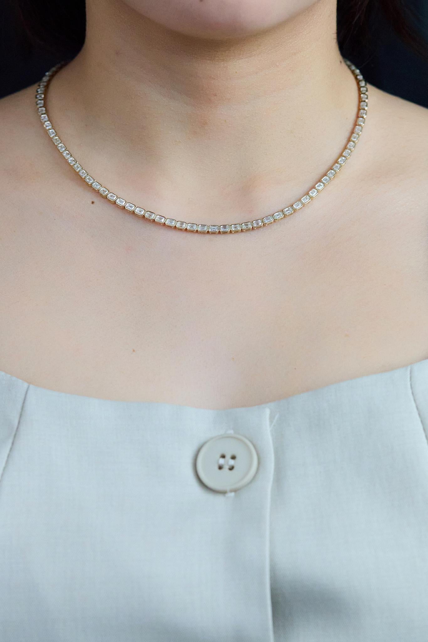 Taille émeraude Collier tennis en or jaune avec diamants taille émeraude 9,56 carats sertis sur lunette en vente