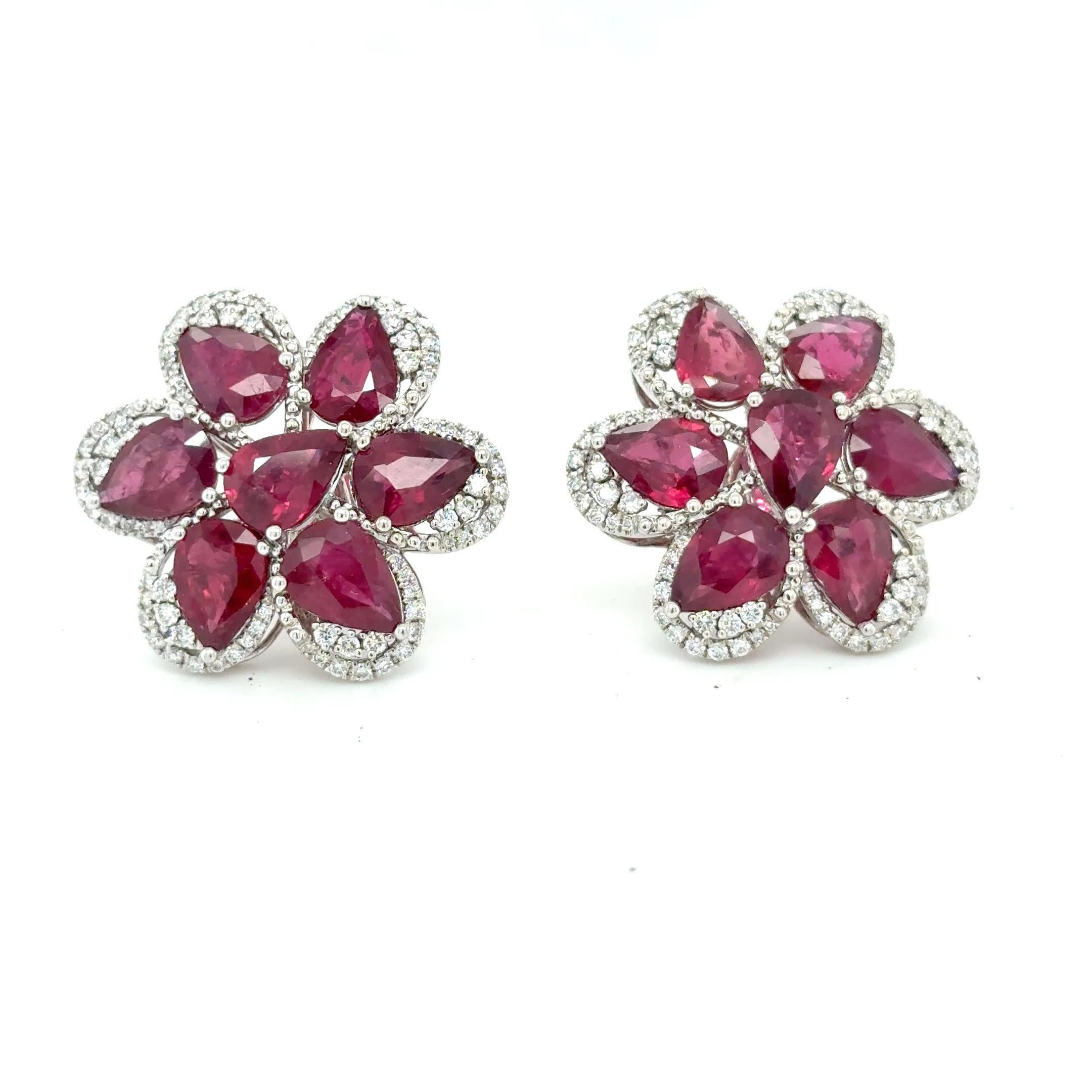 Des rubis taille poire de 9,56 carats forment un élégant motif de fleur, accentué par 0,72 carat de diamants blancs étincelants autour de chaque pétale. Réalisées en or blanc 14k avec une galerie arrière raffinée et une fermeture push-back