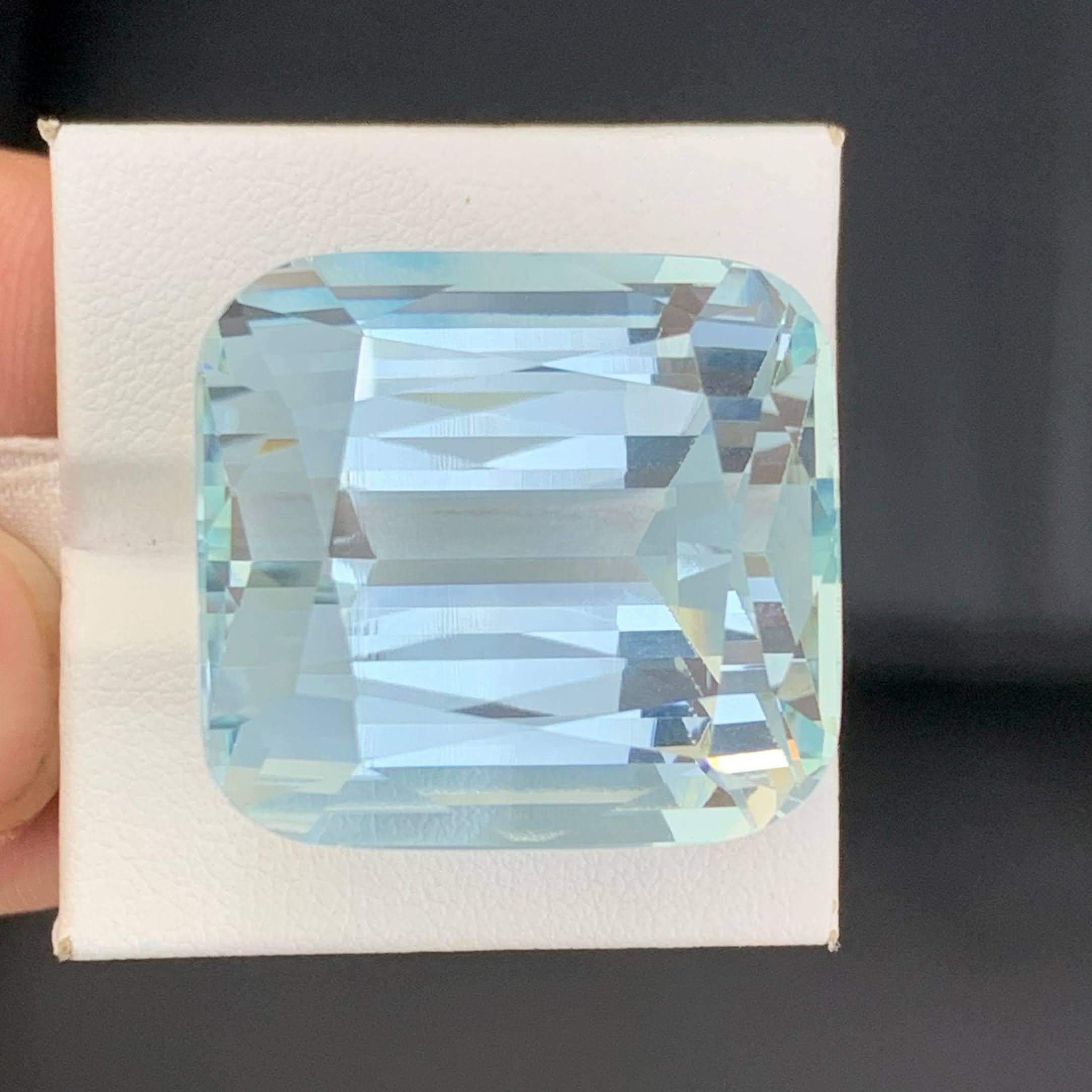 Moderno 95,69 carati certificati di acquamarina naturale sciolta con taglio a cuscino Gemma pakistana in vendita