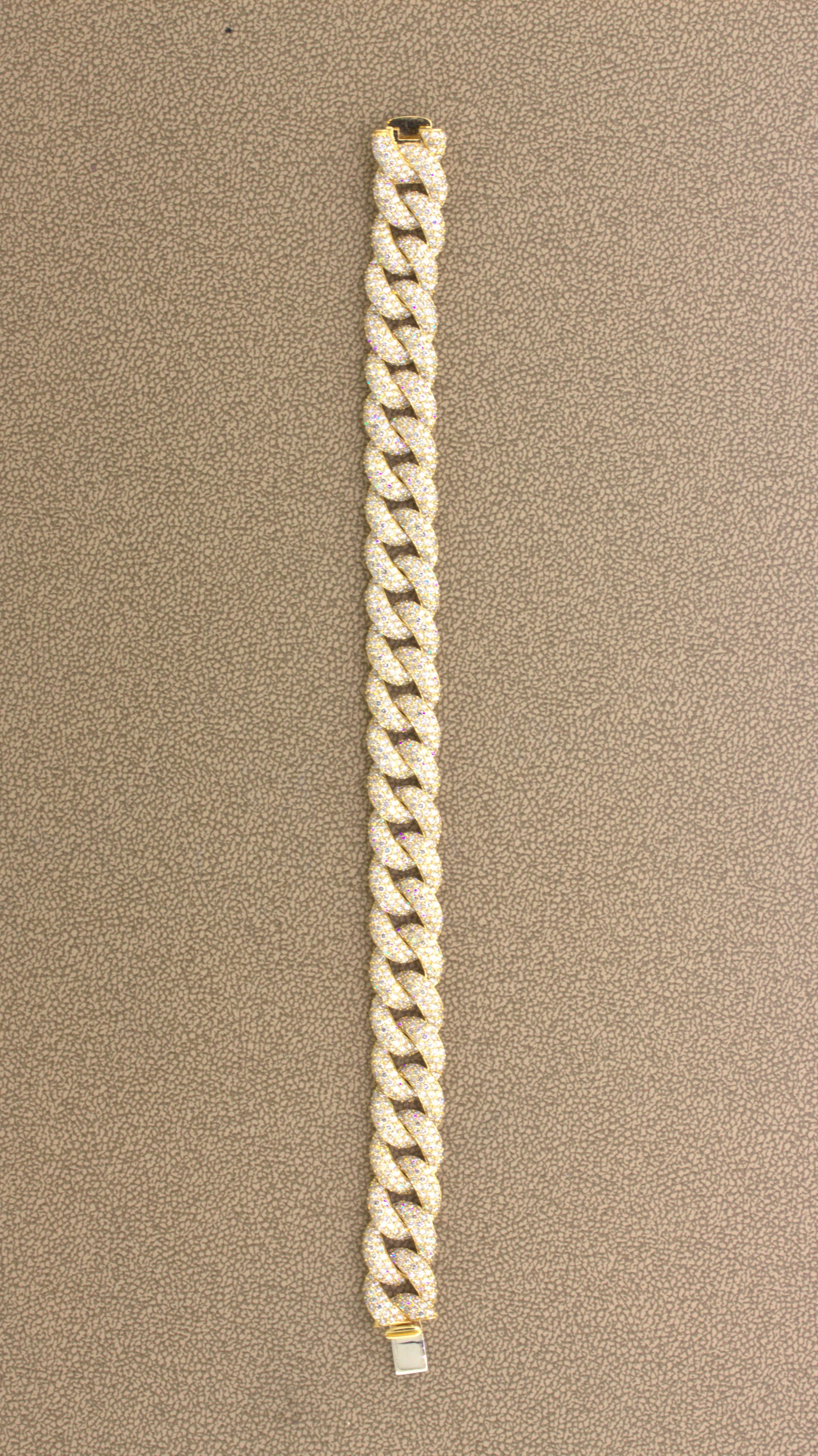 Ravissant bracelet pavé de diamants présentant 9,57 carats de diamants ronds de taille brillant. Ils sont montés sur des maillons incurvés en or jaune 18 qui sont tous entièrement recouverts de diamants et, lorsqu'ils sont portés, on ne voit pas