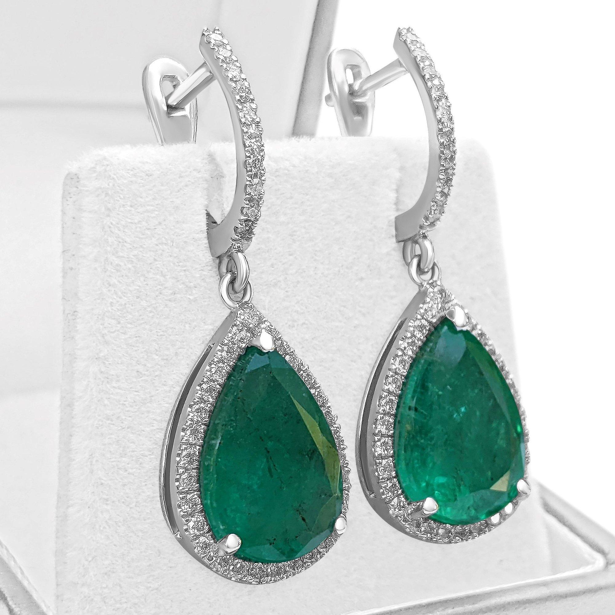 9.57 Carat Emerald and 0.85 Ct Diamonds, 18 Kt. White Gold, Earrings In New Condition In Ramat Gan, IL