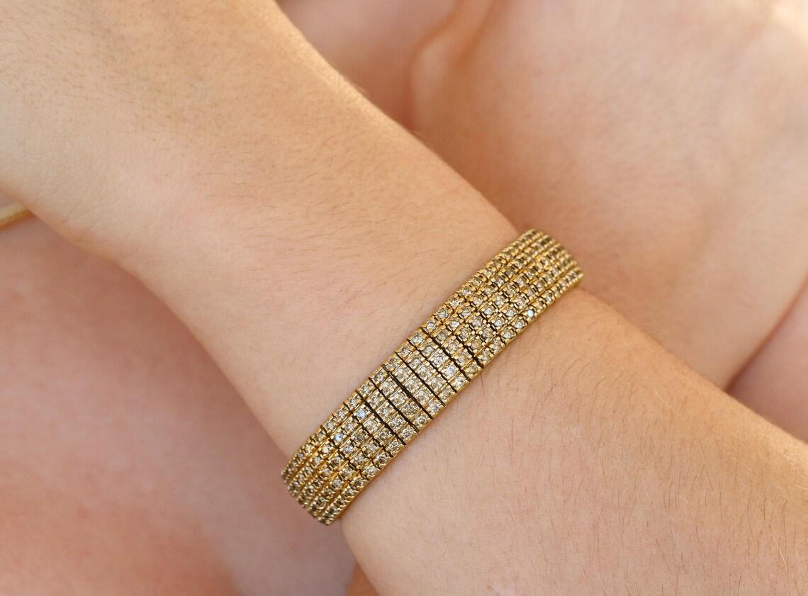 Un magnifique bracelet de 8,70cts de diamants naturels rayonnants est présenté. Cet article luxueux fera un cadeau exquis ou un nouvel ajout à toute collection. Deux cent quatre-vingt-dix diamants ronds sont sertis dans ce bracelet, créant un