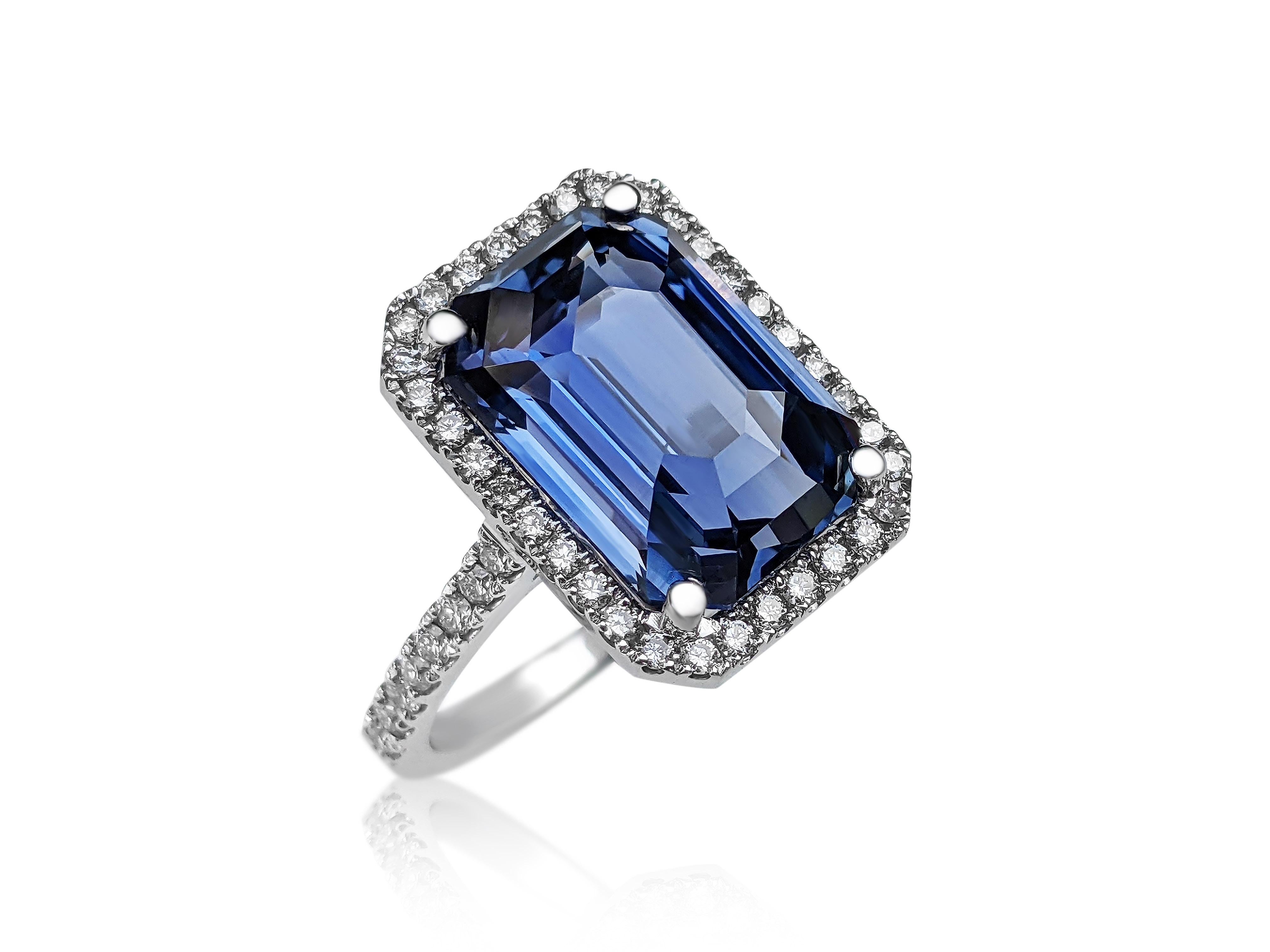 Art Deco 9.59 Carat Ceylon Blue Sapphire and 0.60 Ct Diamonds - 18 Kt. White Gold - Ring