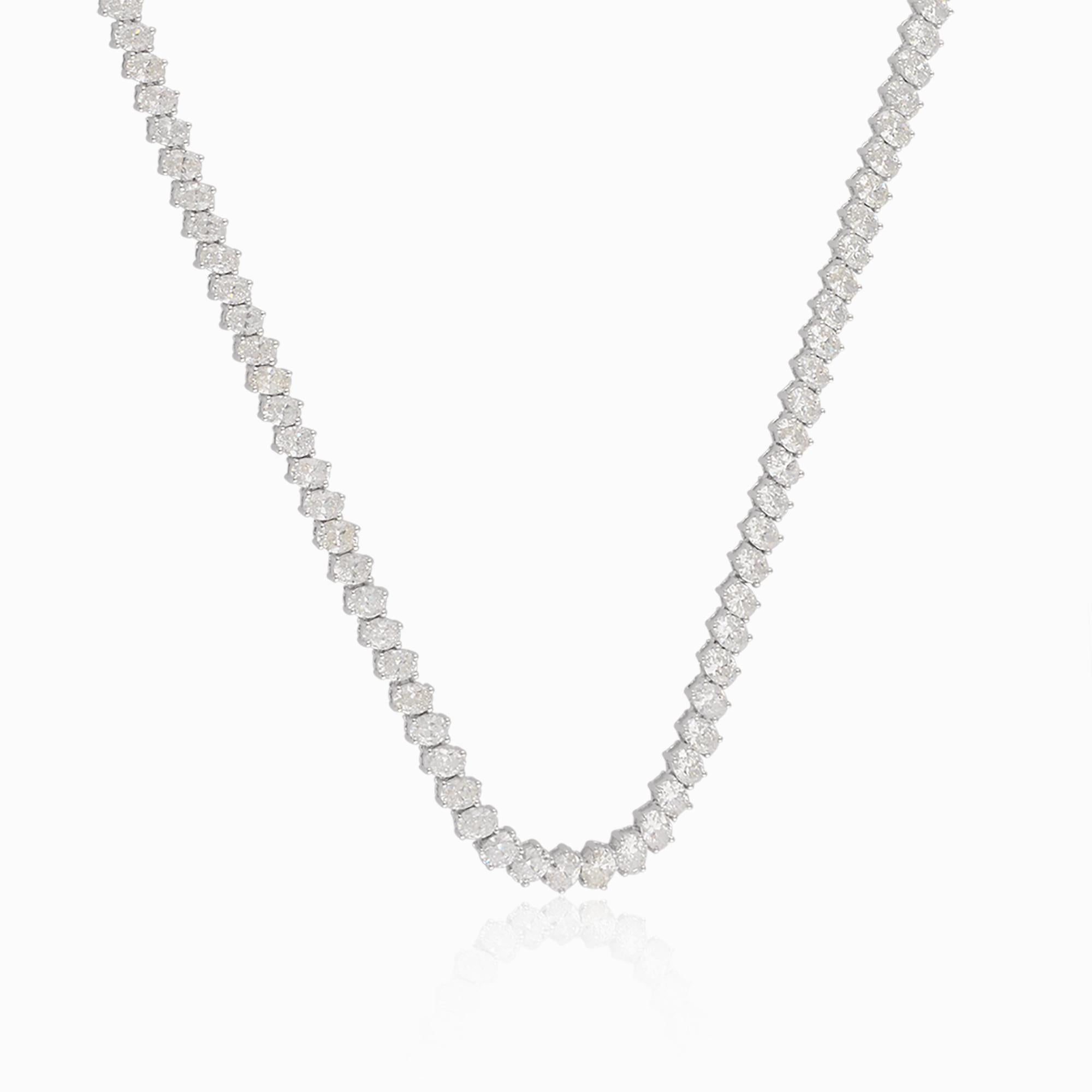 Este collar de cadena de tenis de diamantes ovalados de 9,5 quilates, hecho a mano en oro blanco de 18 quilates, presenta un diseño atemporal de estilo tenis elaborado con una línea continua de diamantes ovalados de talla brillante. Los diamantes