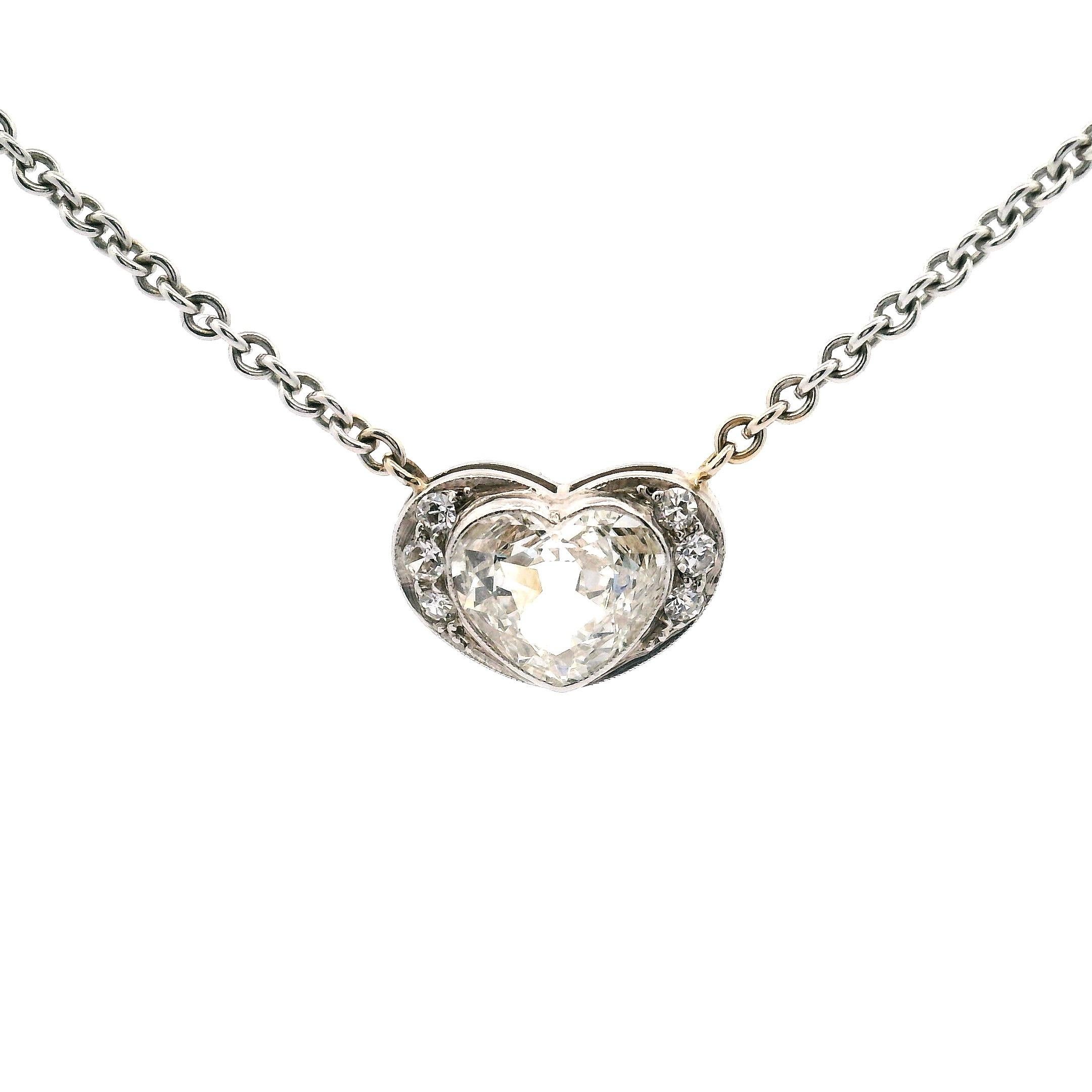 Diamant en forme de cœur taillé à l'ancienne avec 3 euros.Diamants taillés en rond de chaque côté. Monture en or blanc 14k et chaîne à maillons circulaires. 

Comprenant :

Diamant vintage taille cœur de 0,95ct.

L'indice de clarté est SI !

Le