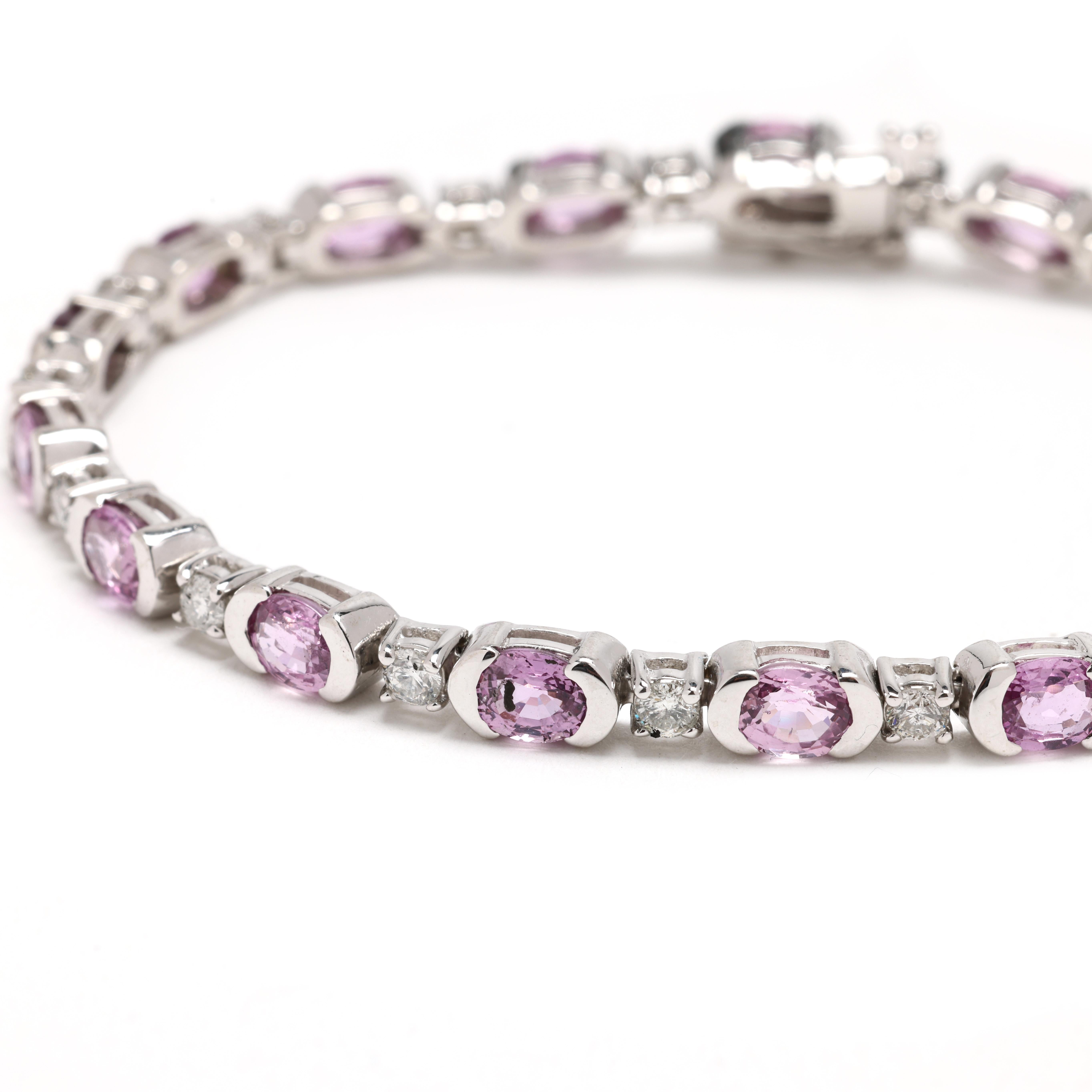 Ajoutez une touche de luxe à votre collection avec cet éblouissant bracelet de tennis en saphir rose et diamant, réalisé en or blanc 14k. Avec un total de 9,5ctw de saphirs roses vibrants et de diamants étincelants, ce bracelet de 6,75 pouces
