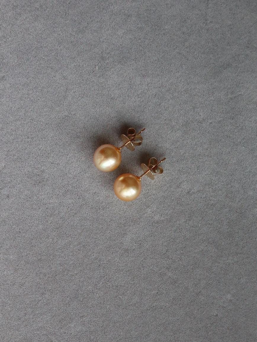 9.5mm Intense Gold South Sea Pearl Earring with Natural Diamonds enhance In New Condition For Sale In Singapore, SG