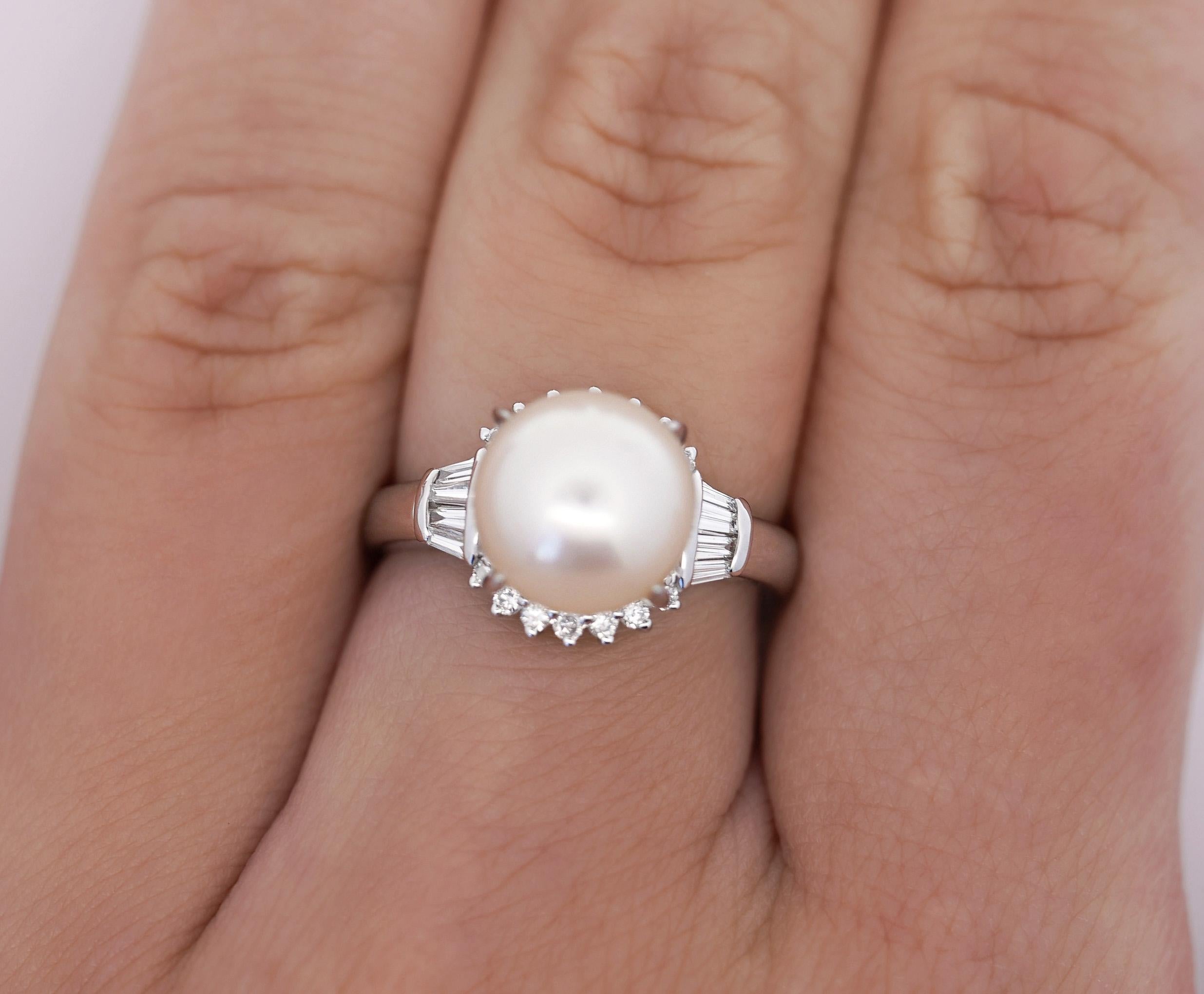 9.5mm South Sea White Pearl and Baguette Diamond Ring in Platinum In Excellent Condition For Sale In Miami, FL