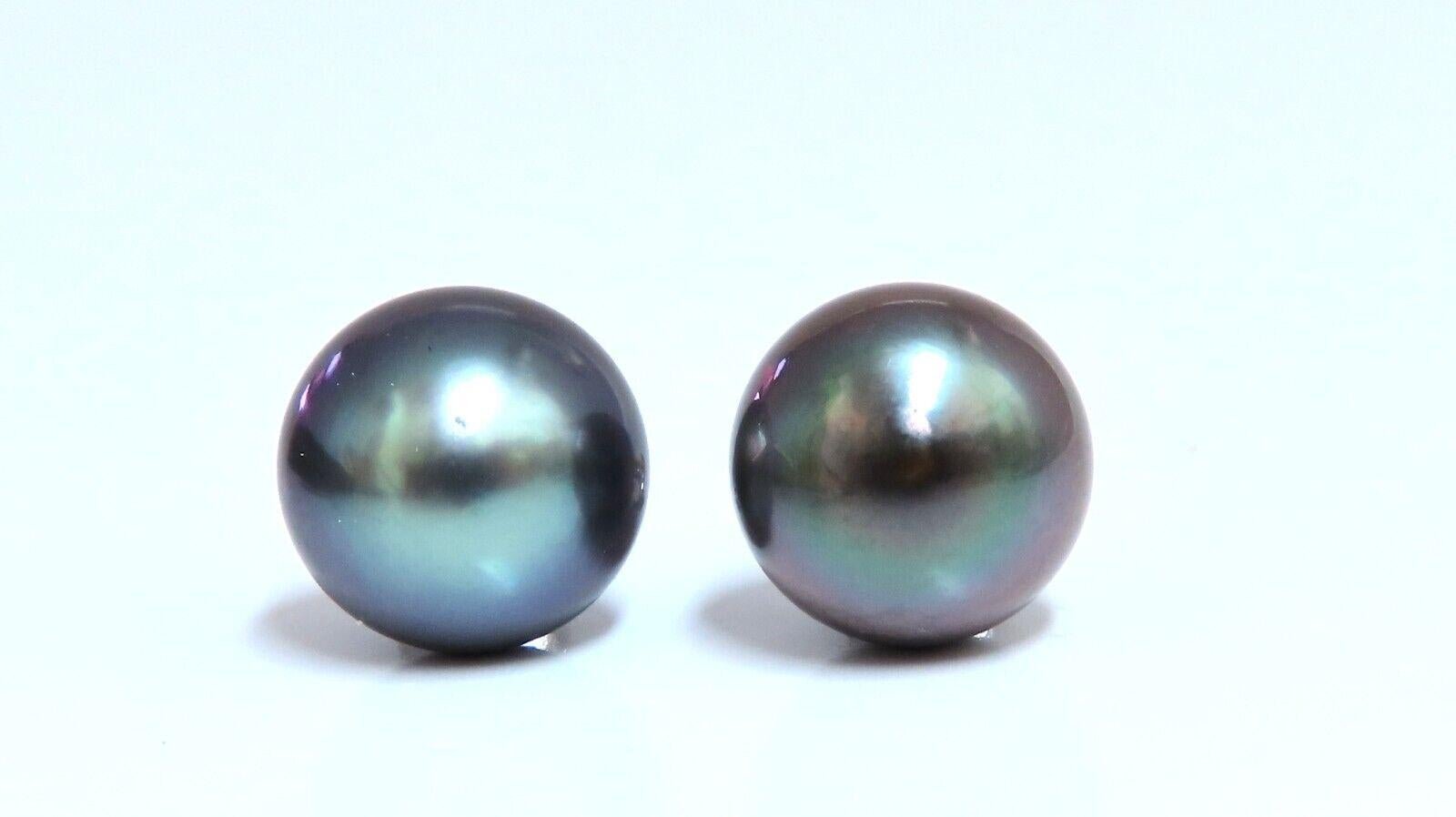 Boucles d'oreilles en perles de paon de Tahiti.

Perle de 9,5 mm

Or blanc 14 carats 2,9 grammes

Papillon confortable

.