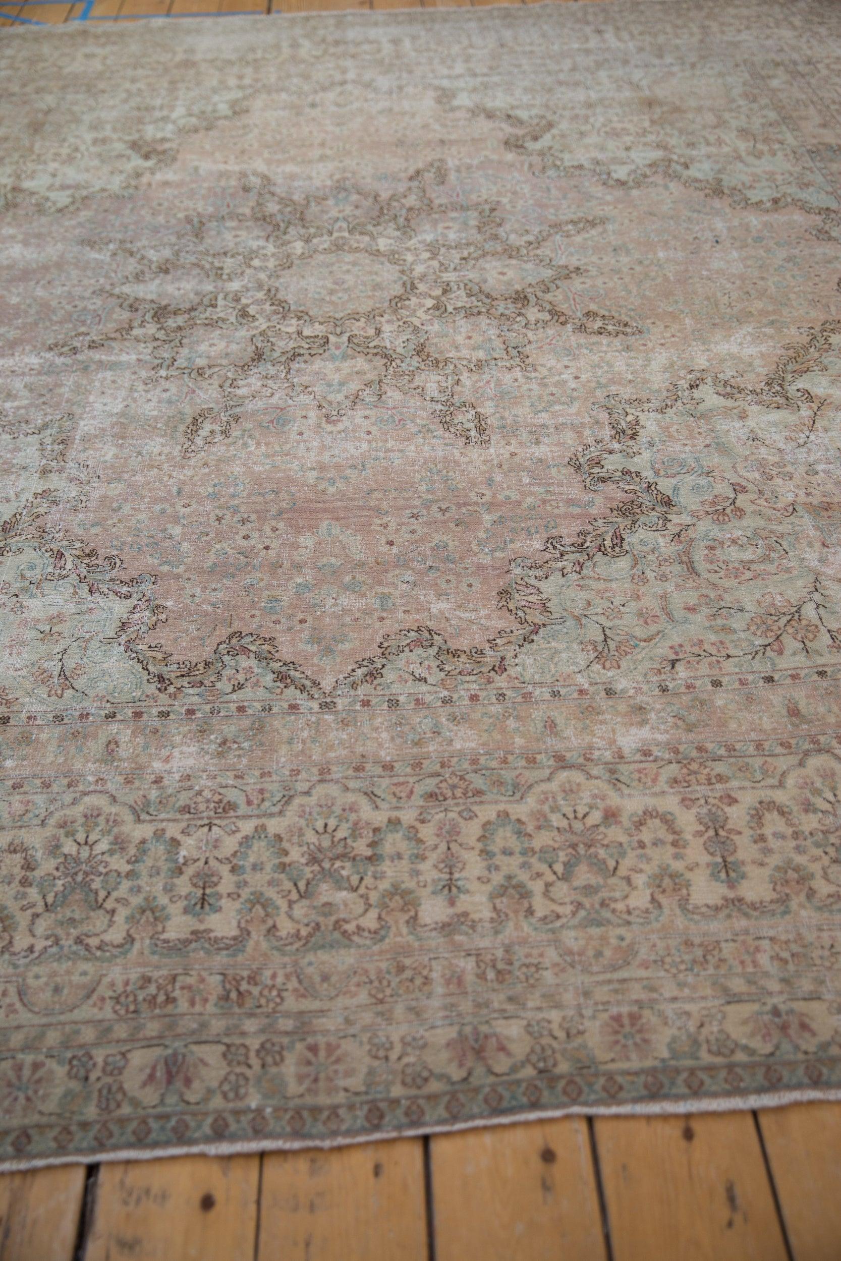 Quadratischer Cyrus Crown Kerman-Teppich im Vintage-Stil im Used-Look (Wolle) im Angebot