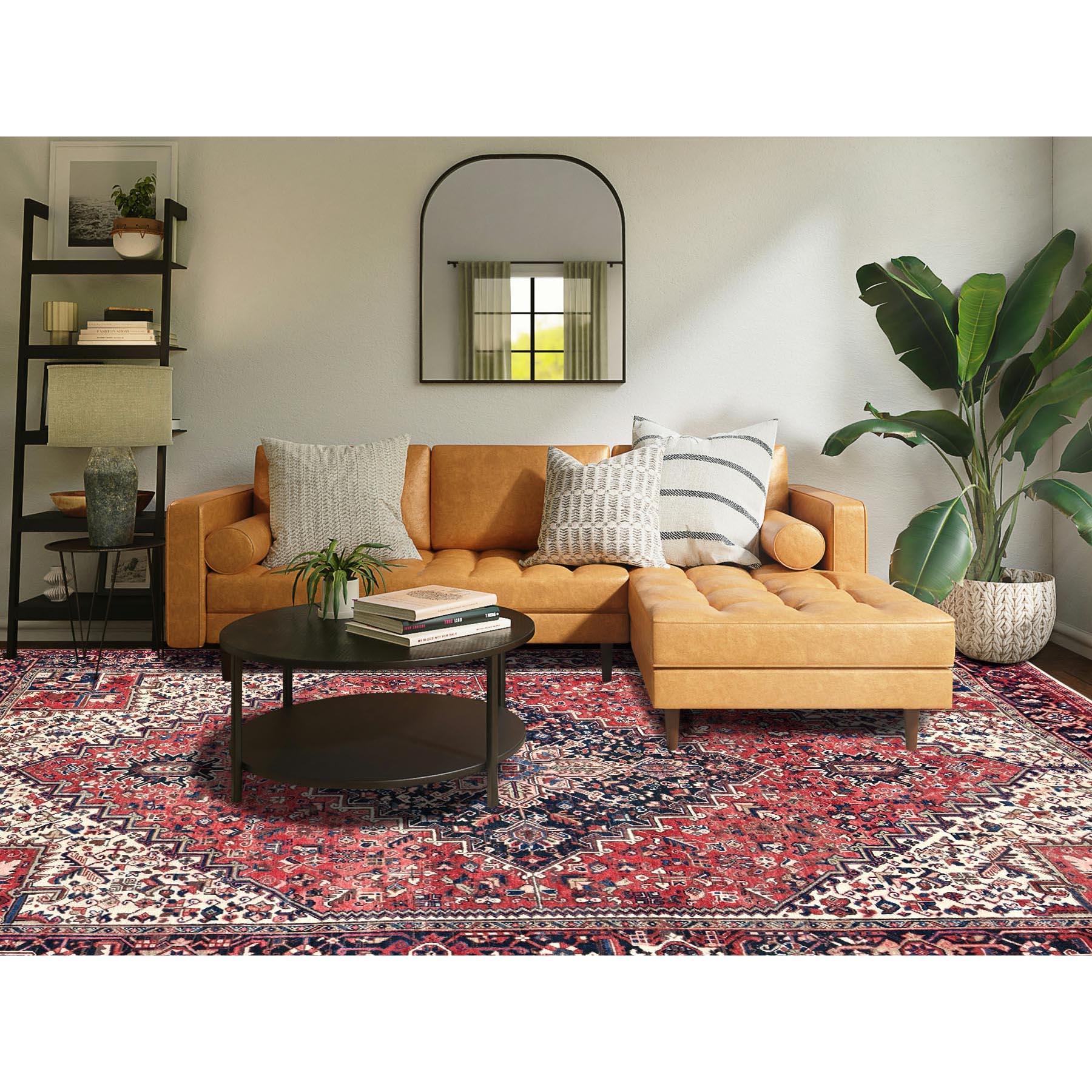 Karminrot, Vintage Perser Heriz mit geometrischem Medaillon-Design, 100% Wolle, handgeknüpft, gleichmäßige Abnutzung, dünn geschnitten, guter Zustand, Seiten und Enden professionell gesichert, quadratisch, Orientteppich
Primäre MATERIALIEN: