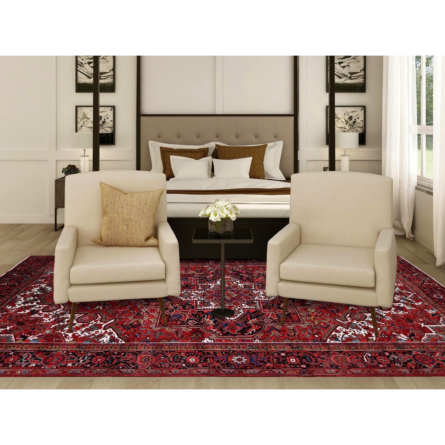 Scharlachrot, Vintage Persian Heriz mit großem Medaillon Design, 100% Wolle, handgeknüpft, gleichmäßige Abnutzung, dünn geschnitten, guter Zustand, Seiten und Enden professionell gesichert, Orientteppich
Primäre MATERIALIEN: Wolle
Latex: Kein Flor