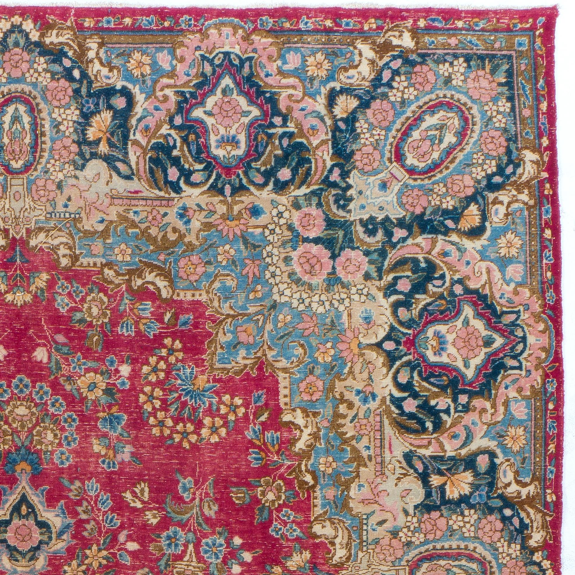 Dieser atemberaubende, halb-antike persische Kerman-Teppich ist ein wahres Meisterwerk der traditionellen Weberei mit einem fantastischen Design und einer lebhaften, reich gesättigten Farbpalette. Kerman-Teppiche sind bekannt für ihre