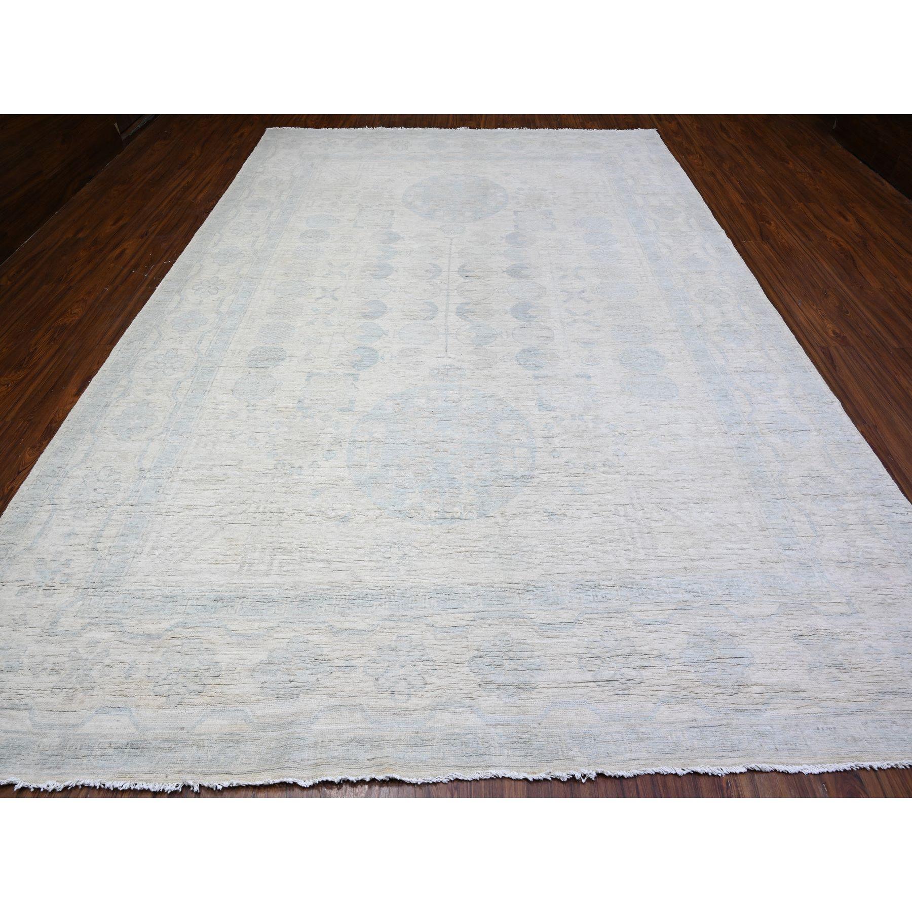 Dies ist eine wirklich echte one-of-a-kind Hand Knotted White Wash Peshawar Khotan mit Granatapfel-Design, Wolle, Orientteppich. Es wurde monatelang in jahrhundertealten Webtechniken von Kunsthandwerkern geknüpft.
Primäre MATERIALIEN: Wolle
Latex: