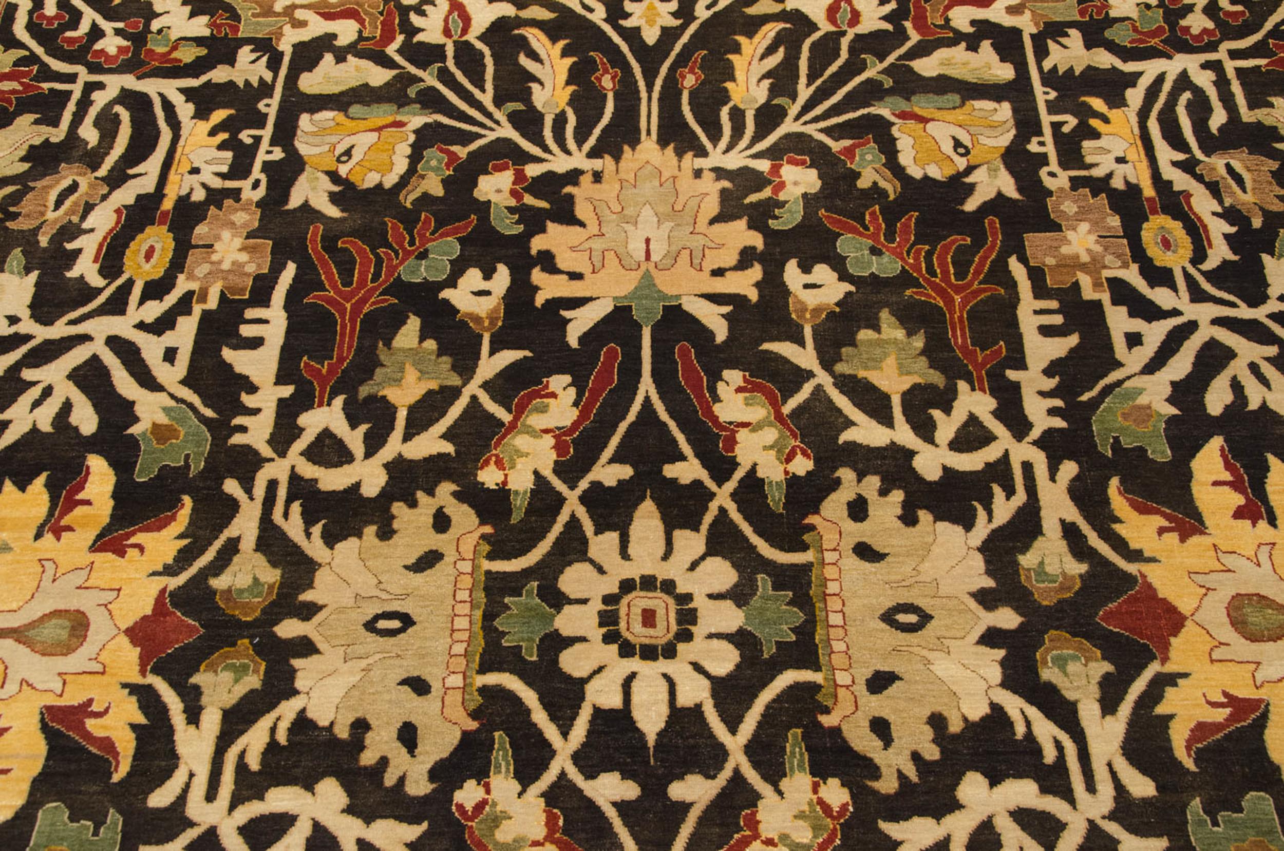 Fine Indian Serapi Design Carpet In Excellent Condition For Sale In Katonah, NY