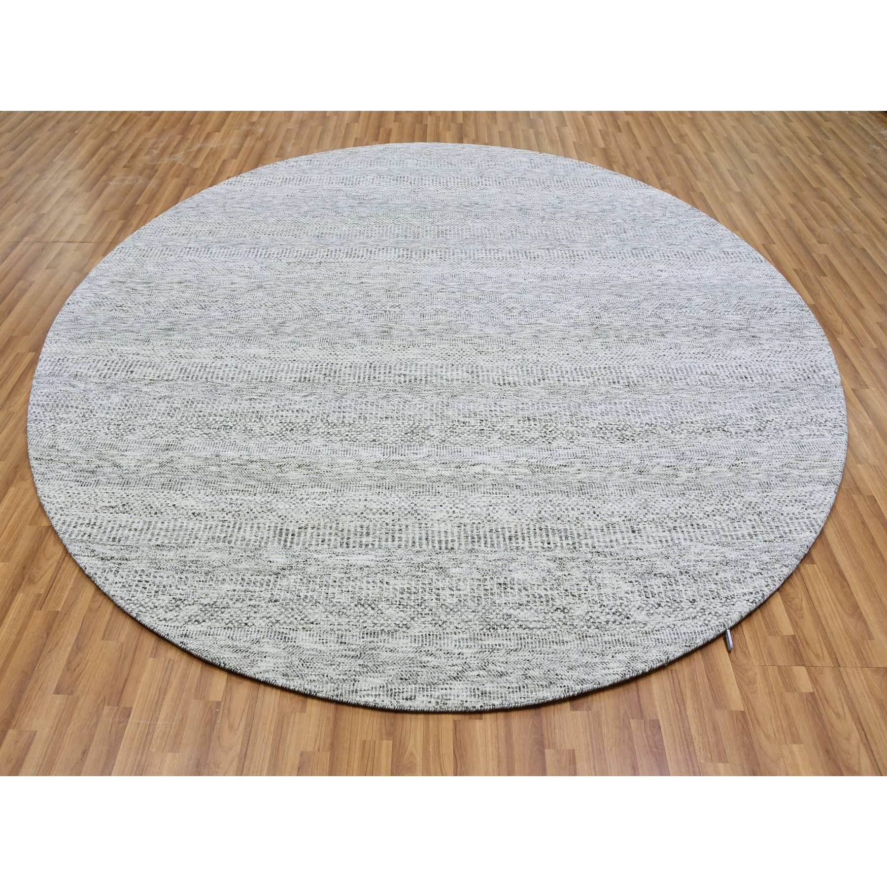Se trata de una auténtica alfombra oriental de pura lana sin teñir, tono sobre tono, diseño moderno de hierba, anudada a mano. Ha sido anudada durante meses y meses con técnicas artesanales de tejido centenarias por artesanos. Materiales primarios: