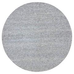 Tappeto rotondo in lana grigio tono su tono annodato a mano con design moderno a base di erba.