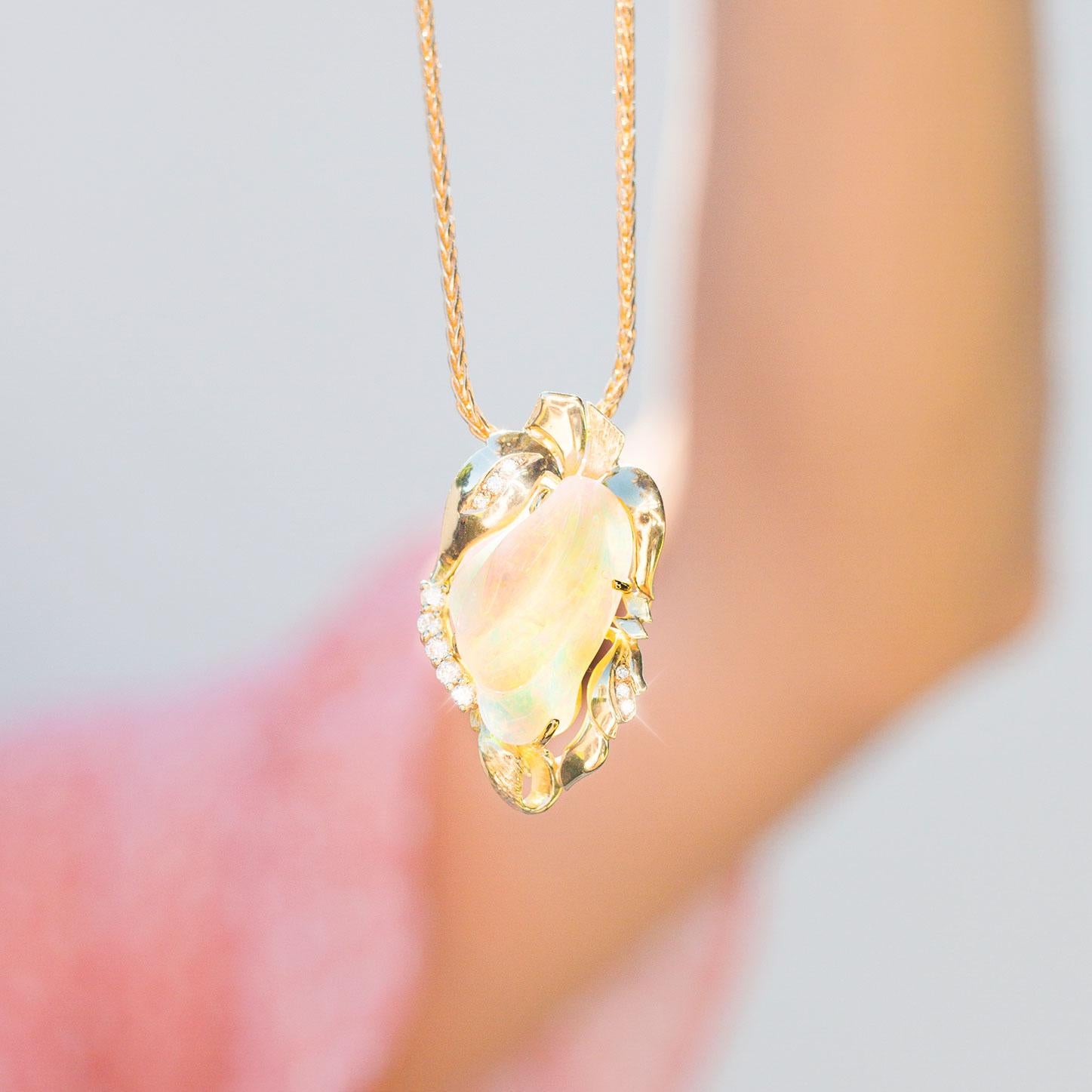 9,6 Karat massiver australischer geschnitzter Opal und Diamant 18 Karat Gold-Anhänger Brosche im Angebot 6