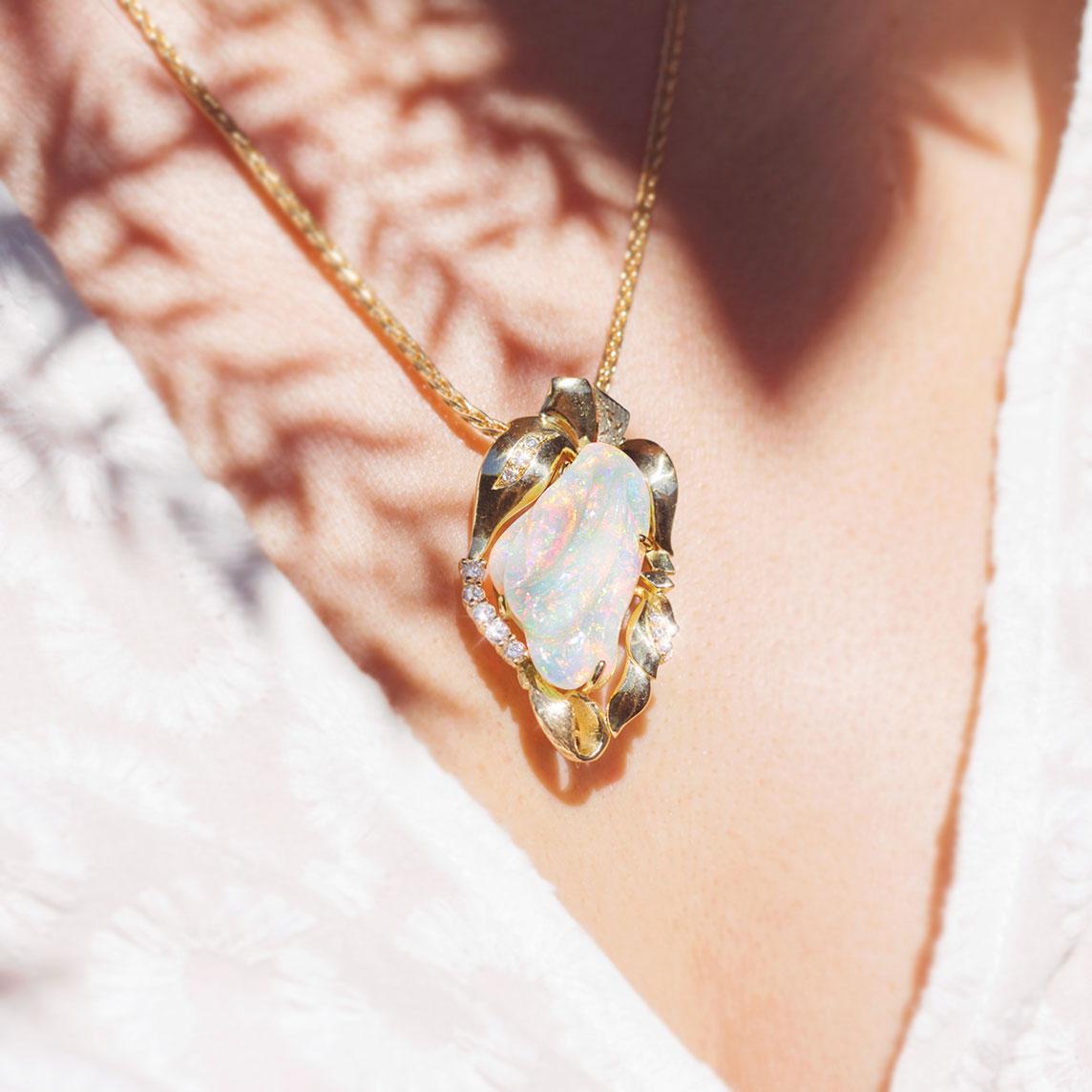 9,6 Karat massiver australischer geschnitzter Opal und Diamant 18 Karat Gold-Anhänger Brosche (Cabochon) im Angebot