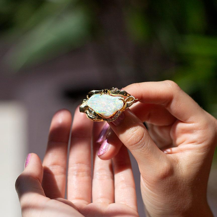 9,6 Karat massiver australischer geschnitzter Opal und Diamant 18 Karat Gold-Anhänger Brosche für Damen oder Herren