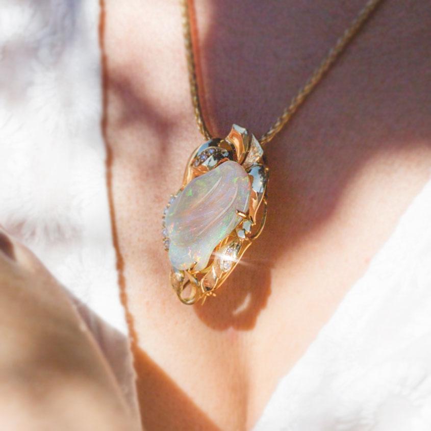 9,6 Karat massiver australischer geschnitzter Opal und Diamant 18 Karat Gold-Anhänger Brosche im Angebot 3