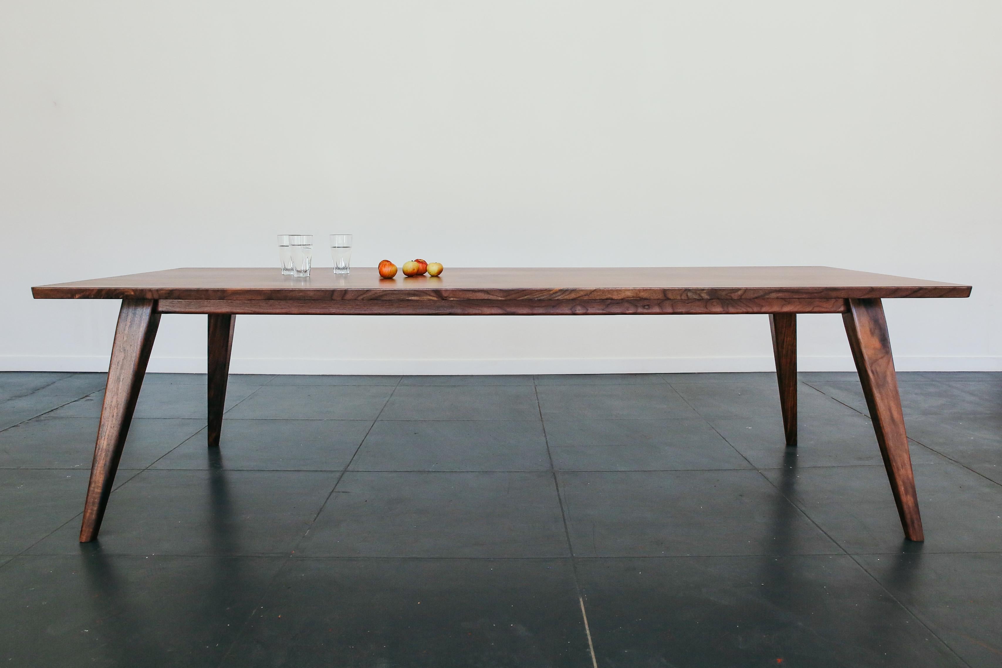 De forme épurée et élégante, notre table à manger Columbia apportera un style mi-siècle moderne à tout espace. Les pieds flanqués créent une base dynamique pour notre plateau de table à bord biseauté, caractéristiques dans le style de notre table