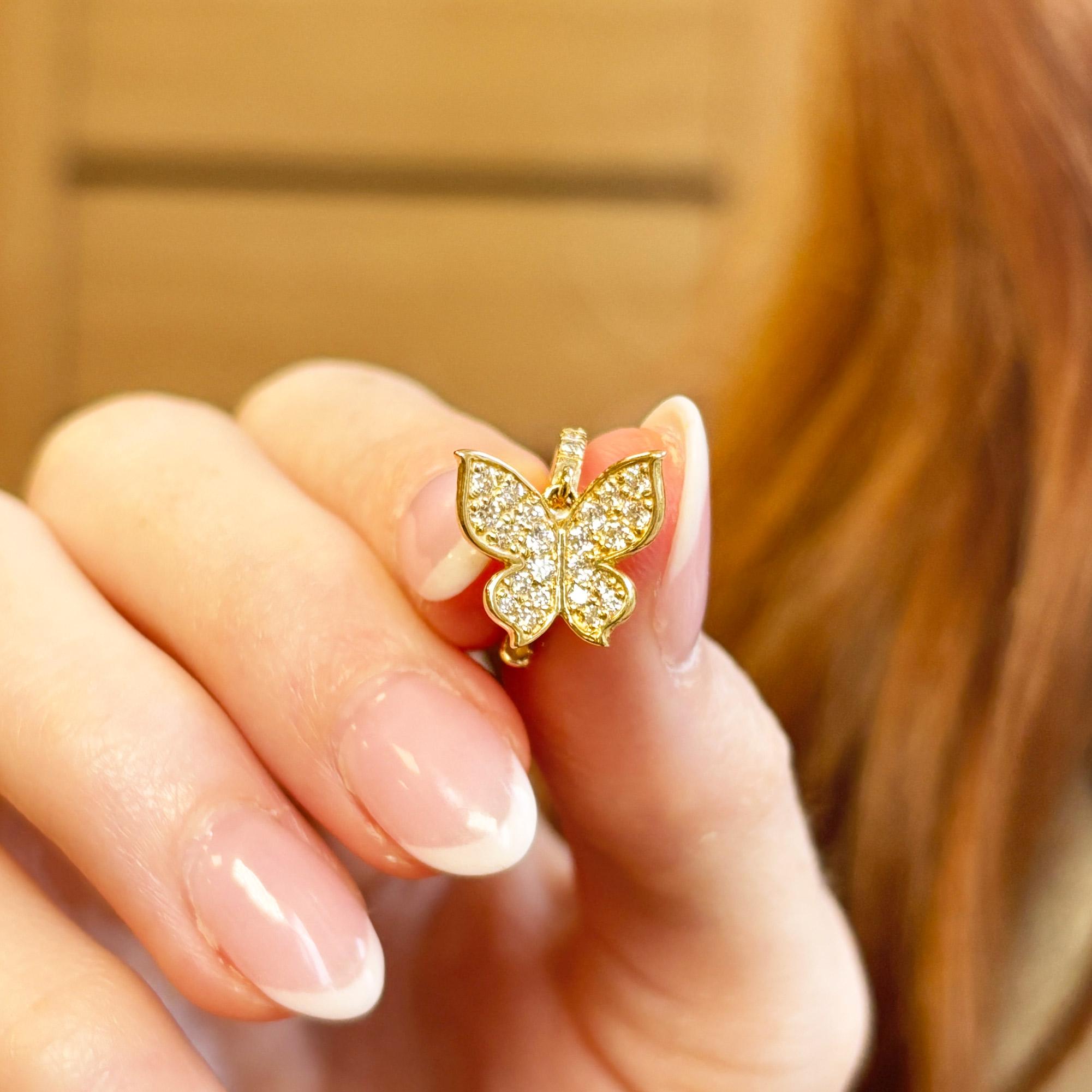 Taille ronde Boucles d'oreilles papillon en or jaune 14K avec diamant blanc .96 CTW en vente