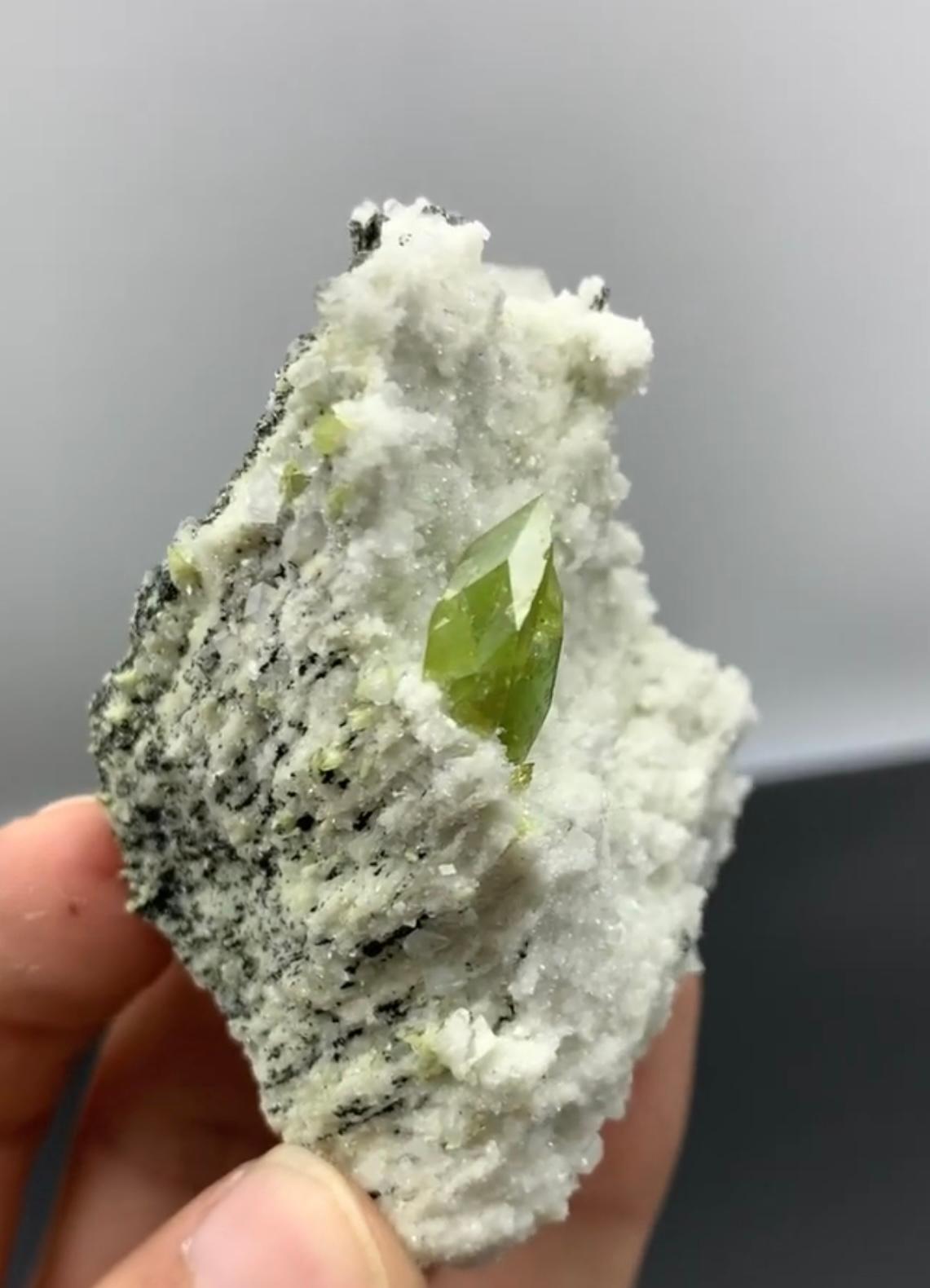 96 Grams Apple-Green Twinned Titanite Crystals On Calcite Matrix From Pakistan In Good Condition For Sale In Peshawar, PK
