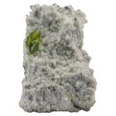 96 gramos de cristales de titanita maclados de color verde manzana sobre matriz de calcita procedentes de Pakistán