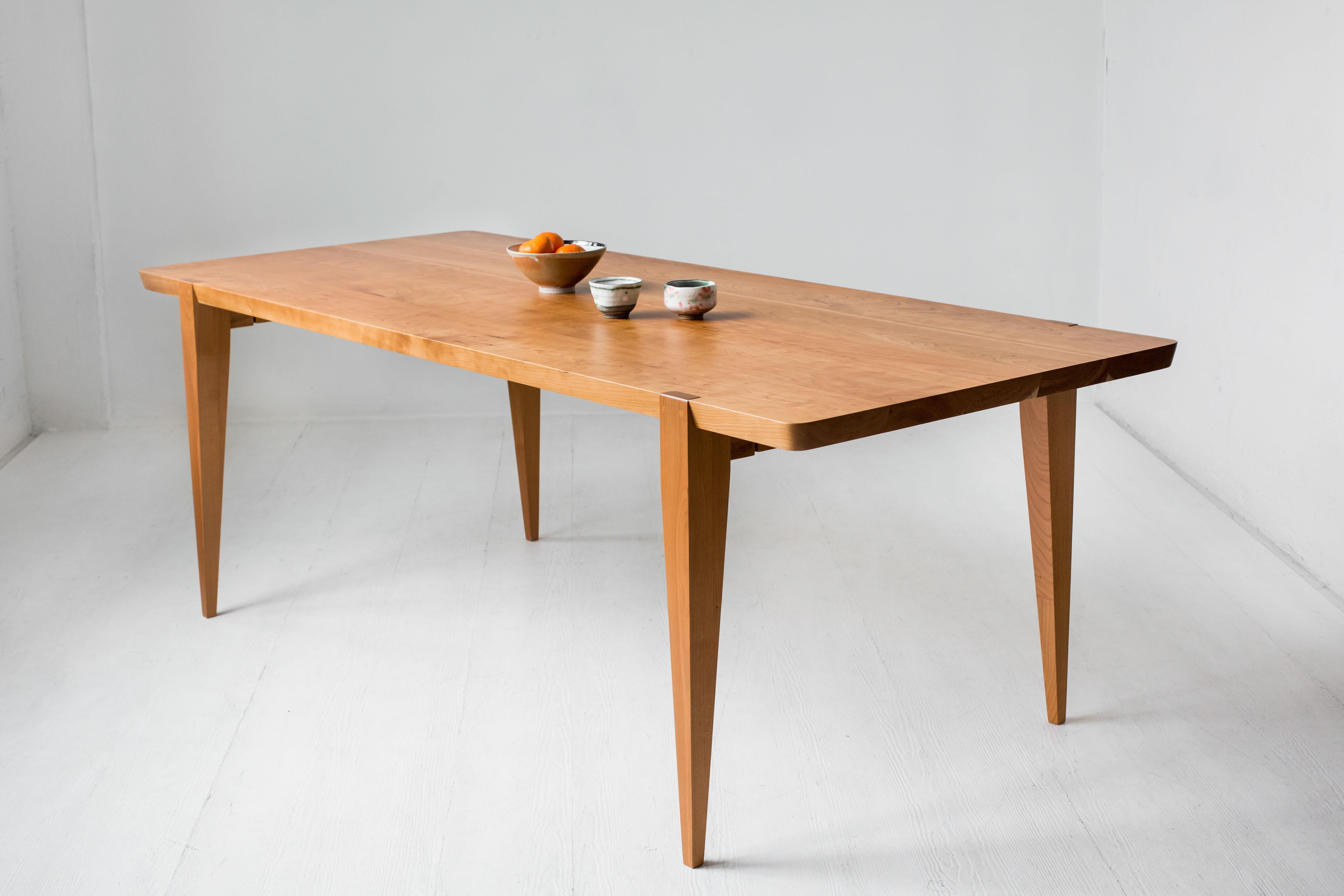 Moderne Table de salle à manger Oslo 96 par Studio Moe en cerisier américain  en vente